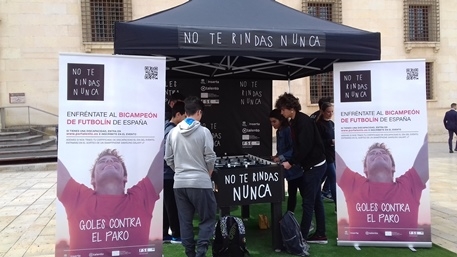 Foto de jóvenes jugando al futbolín