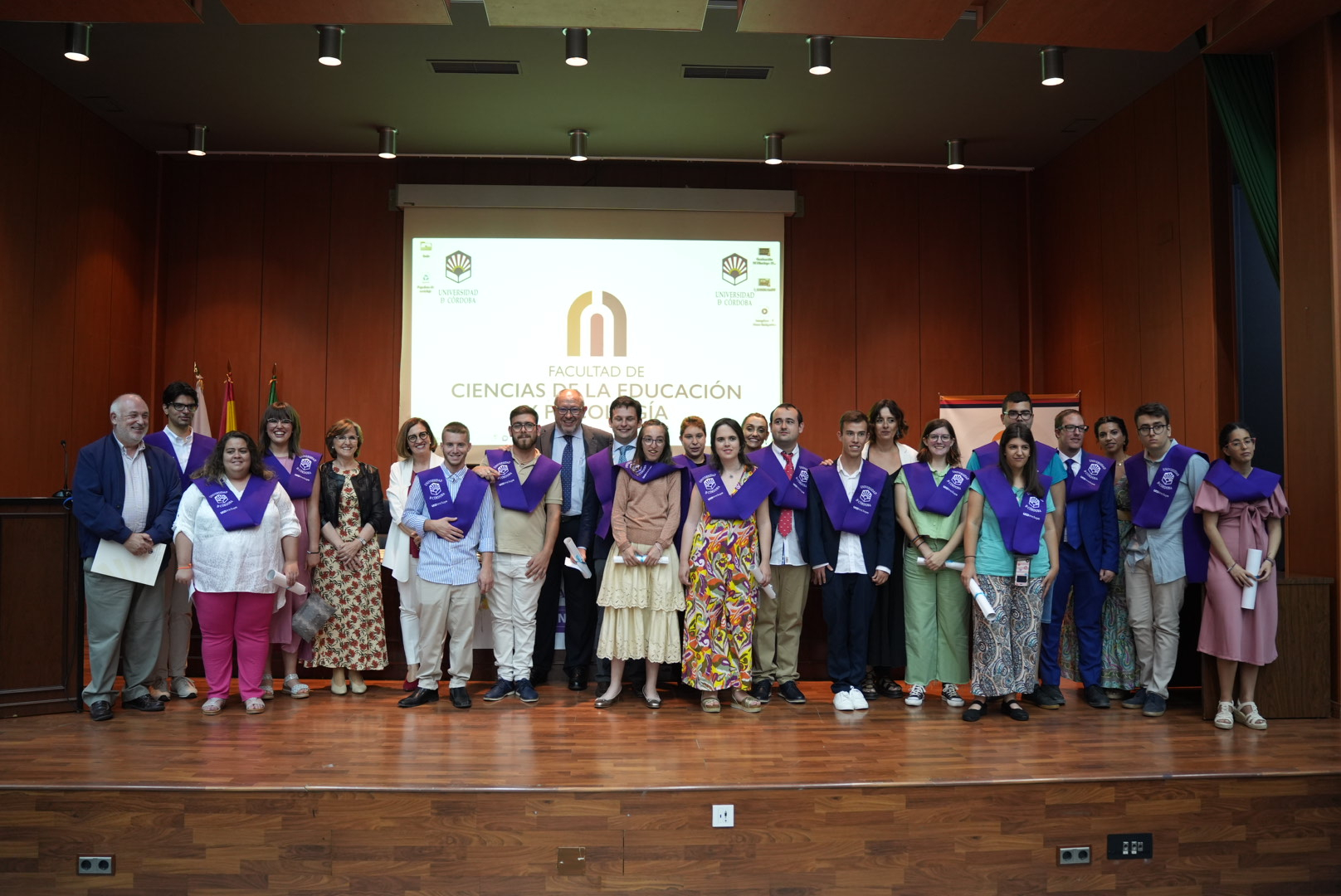 Foto de grupo de los egresados y autoridades