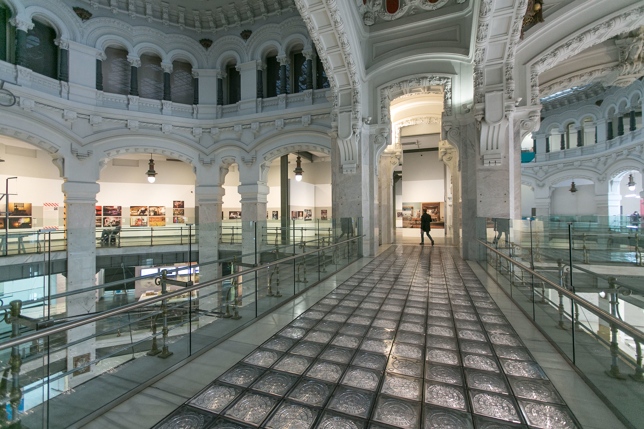 Fotografía del espacio CentroCentro donde se expone la Bienal de Fundación ONCE
