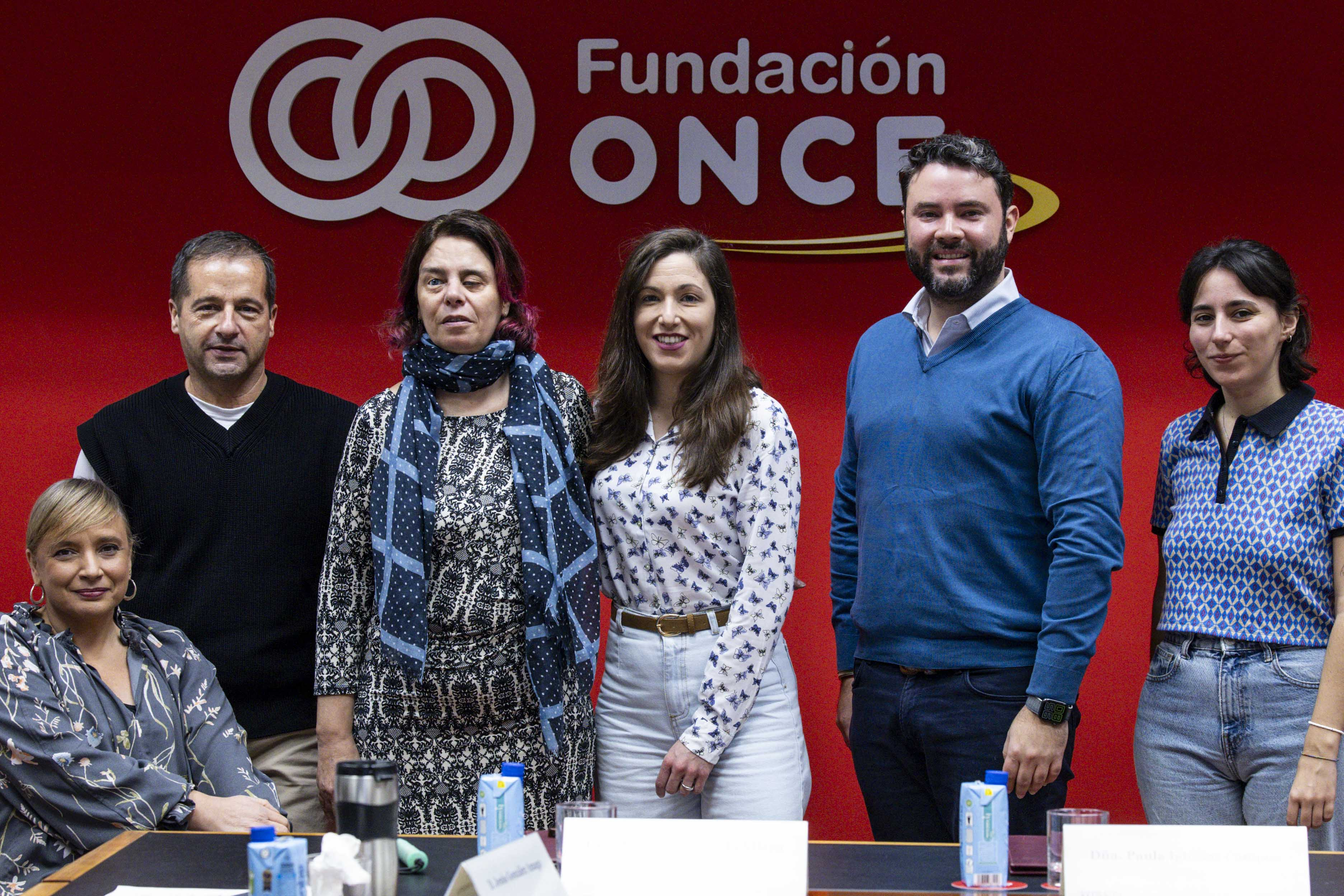 Foto de familia en el acto de firma del acuerdo