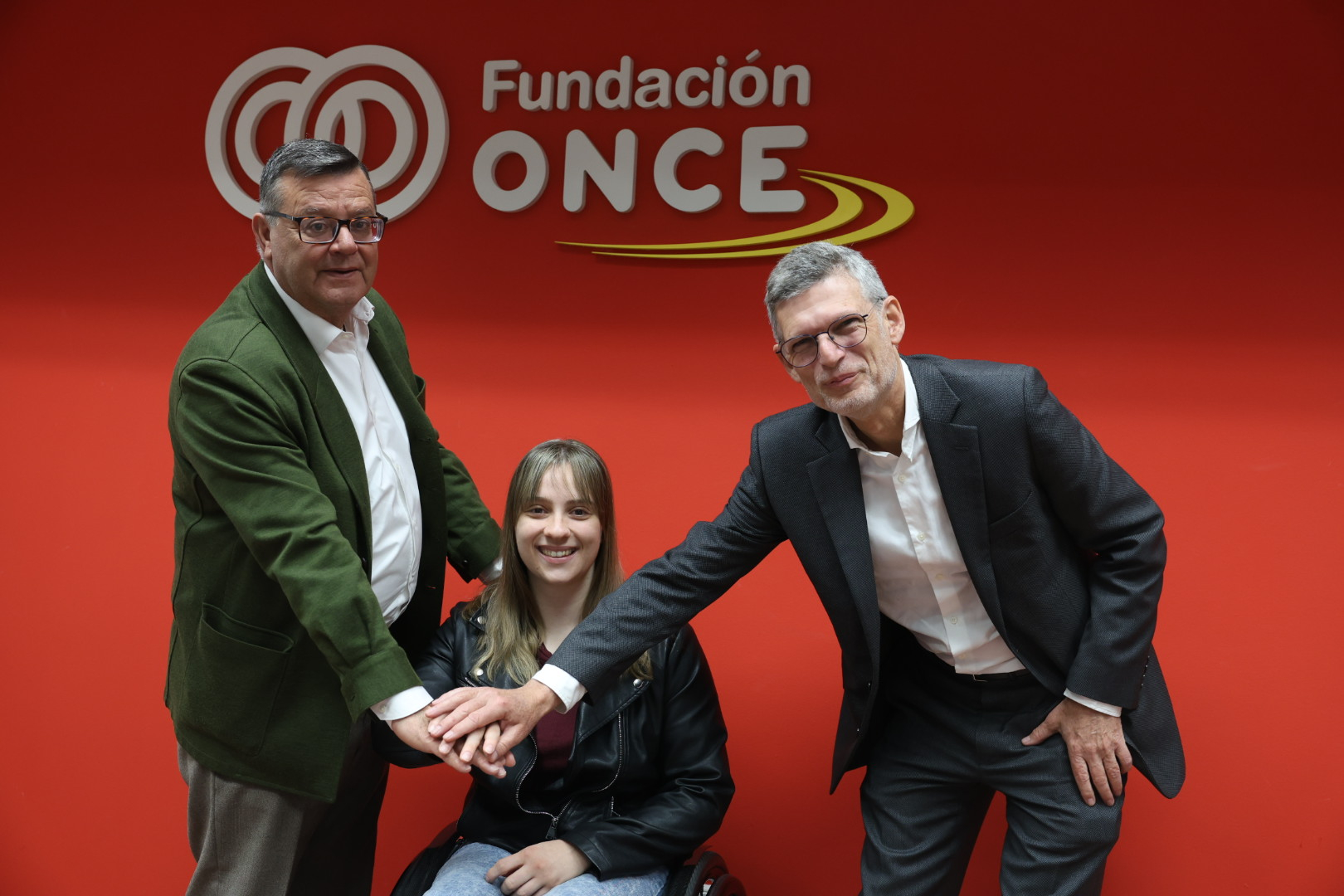 Fotografía de la entrega del cheque en la sede de Fundación ONCE