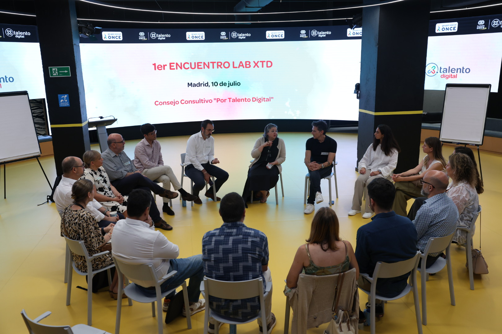 Foto de los participantes en la reunión en 'Por Talento Digital'