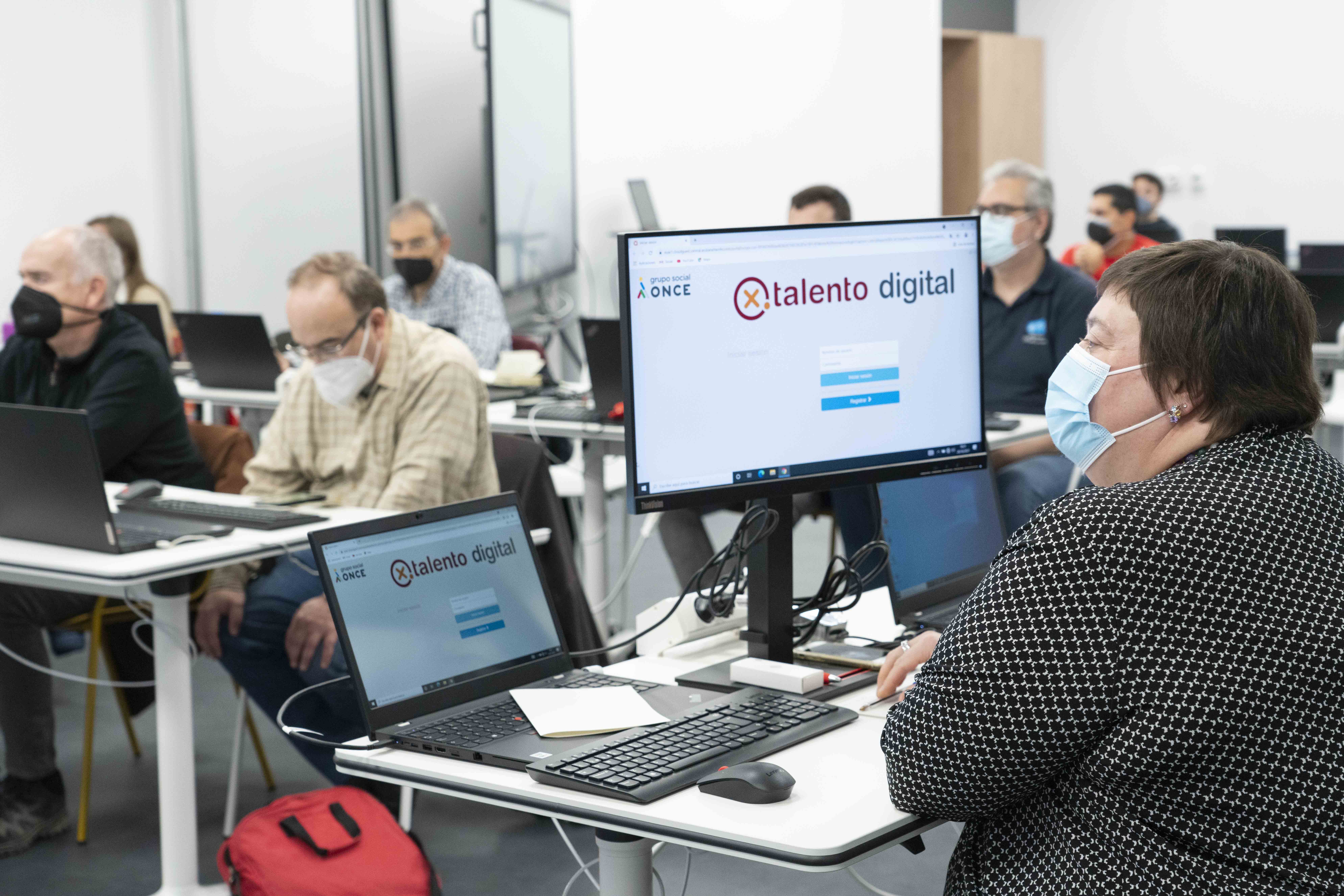 Personas con discapacidad en un curso de Por Talento Digital