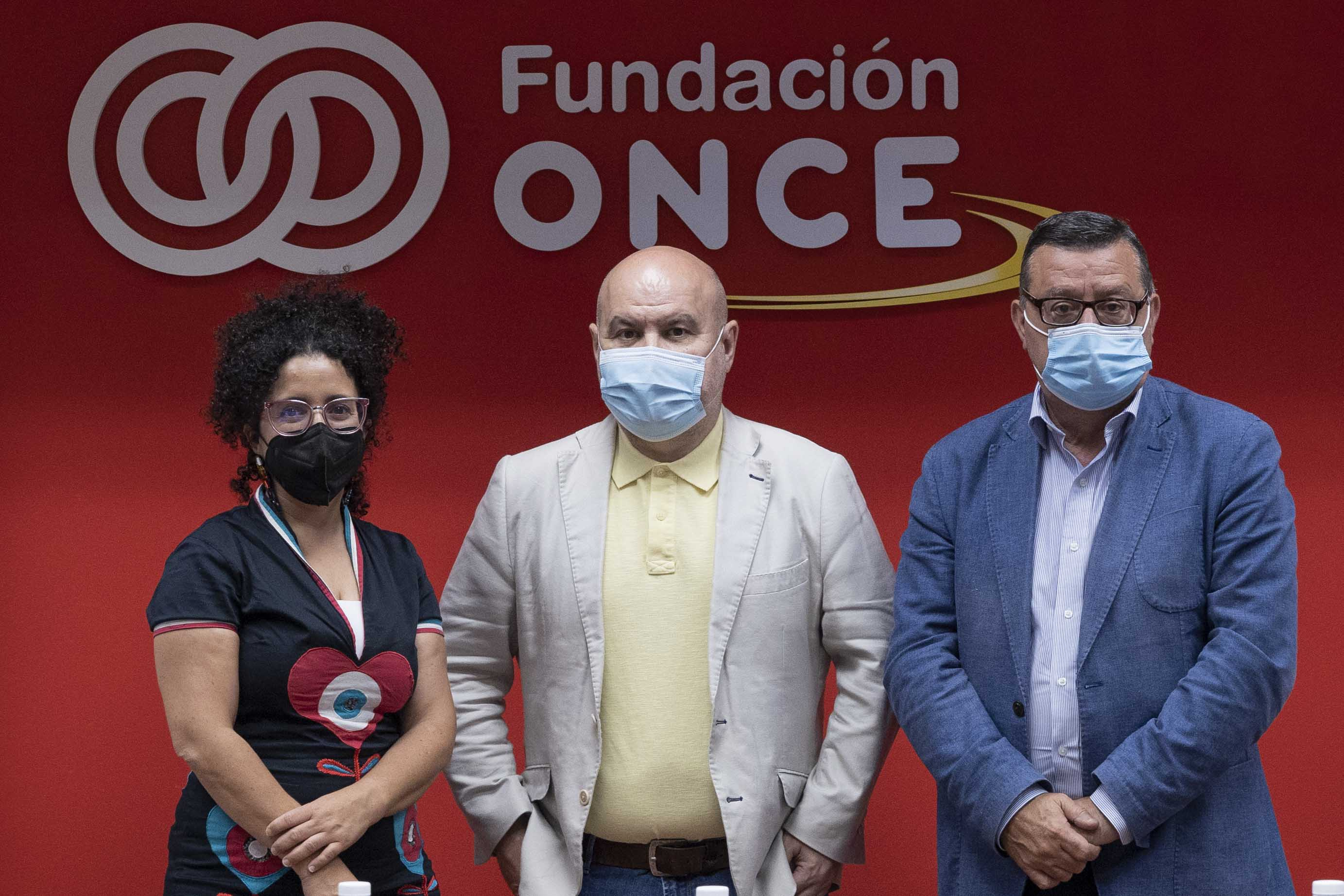 Fotografía de los firmantes del acuerdo en la sede de Fundación ONCE