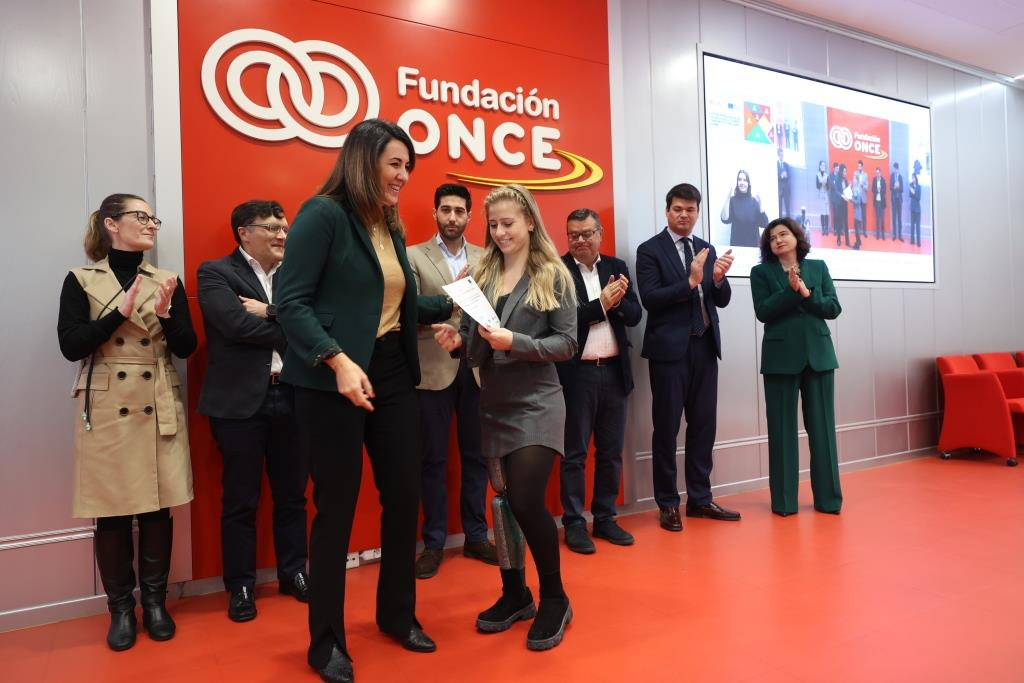 Fotografía del acto de entrega de becas en Fundación ONCE