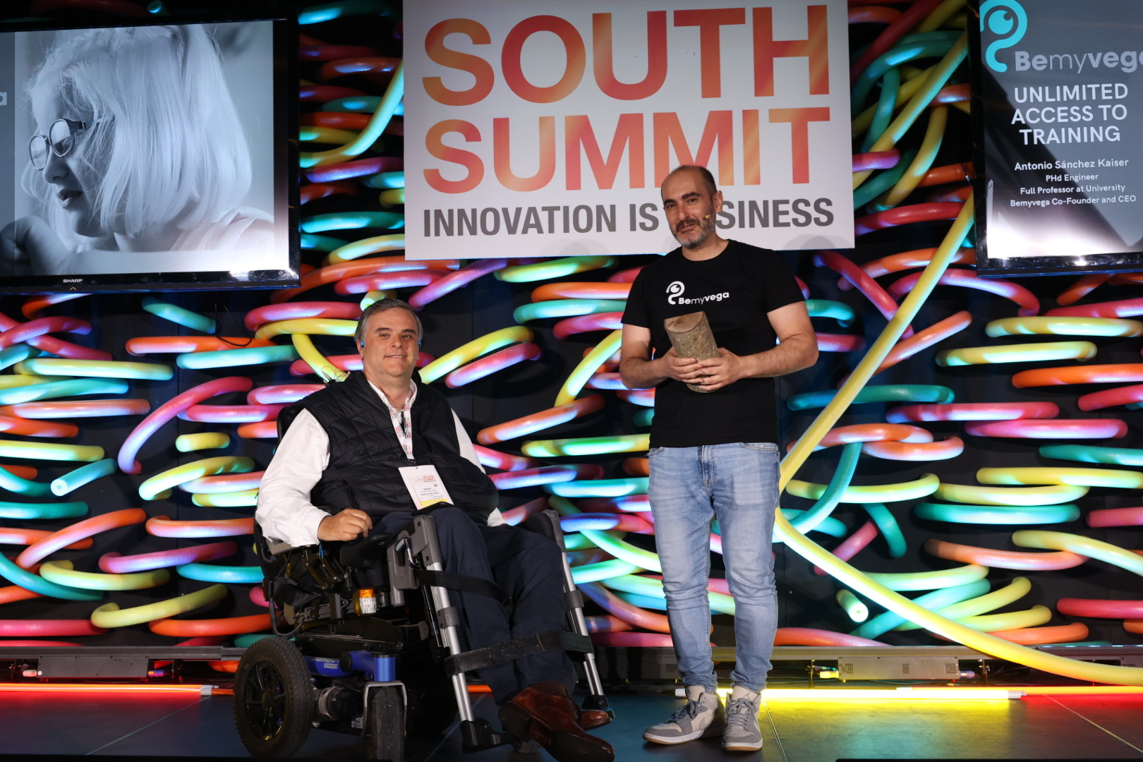 Fotografía de la entrega del premio a BemyVega