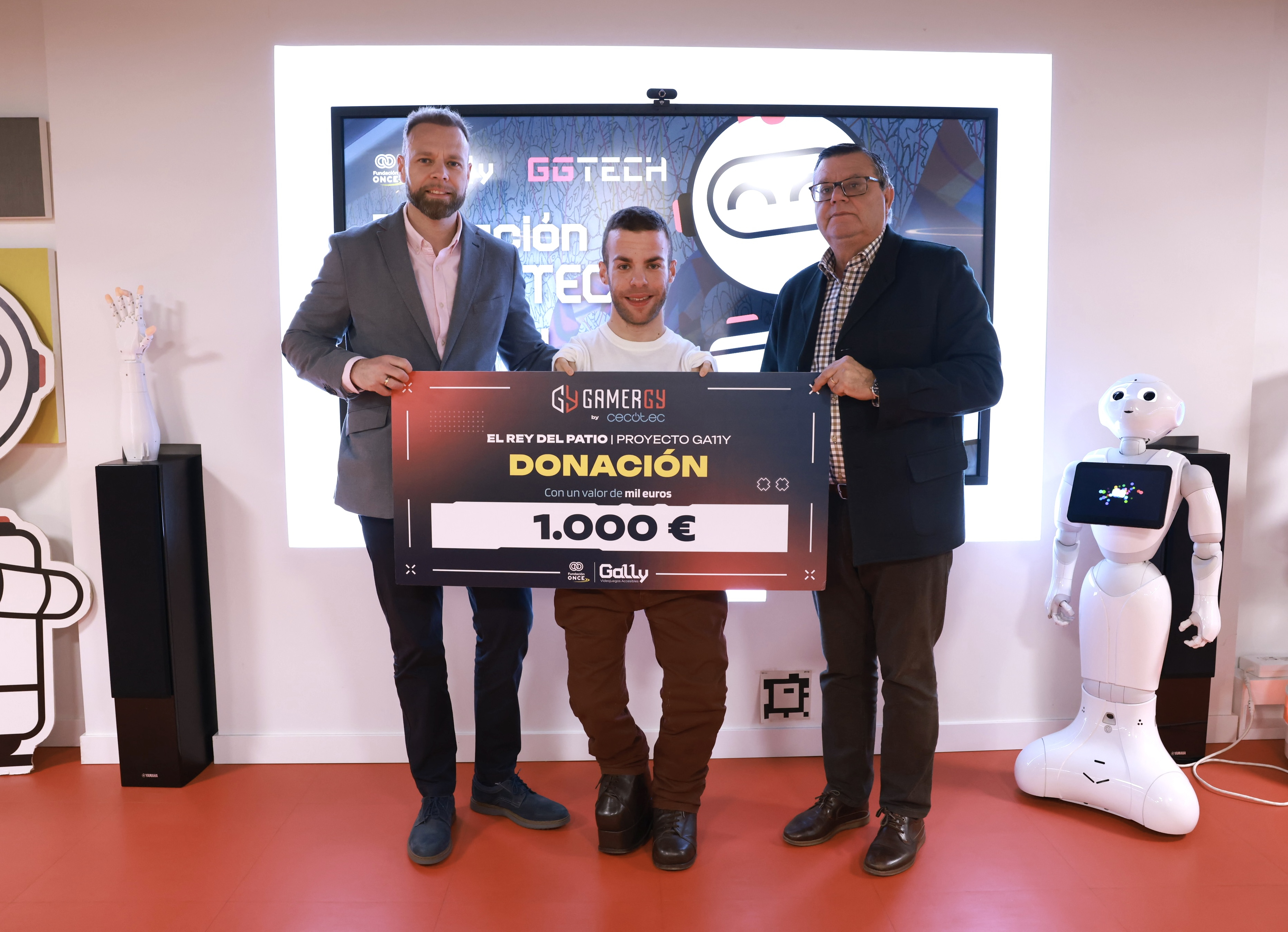 Fotografía de la donación en Fundación ONCE