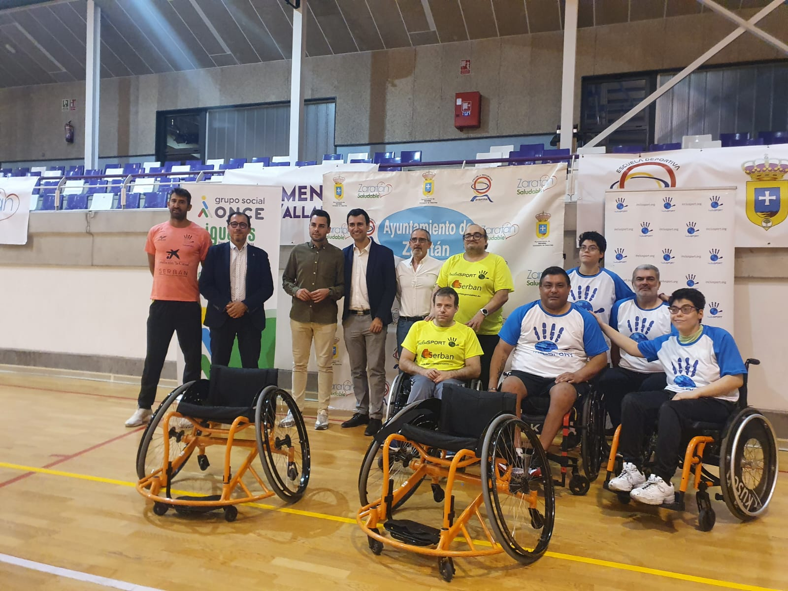 Fotografía del acto de entrega de sillas de Fundación ONCE