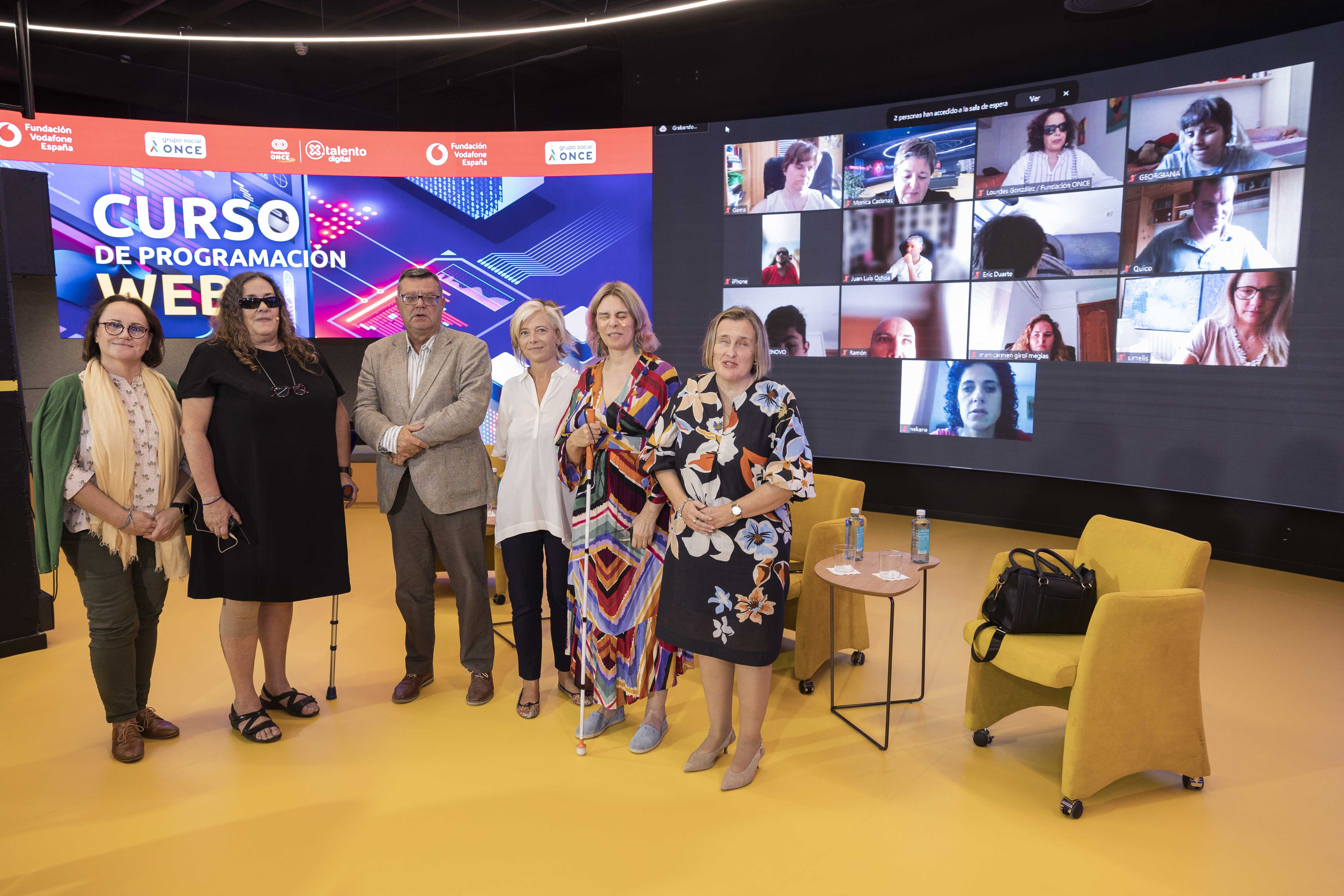 Foto de familia realizada en Por Talento Digital, el centro formativo de Fundación ONCE