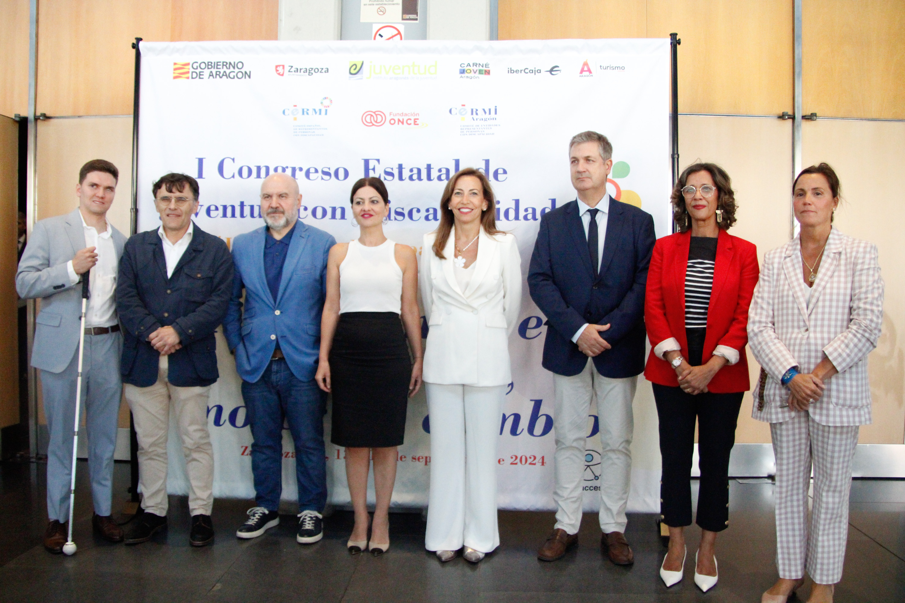 Foto de familia en el Congreso Juventud y Discapacidad de CERMI y Fundación ONCE