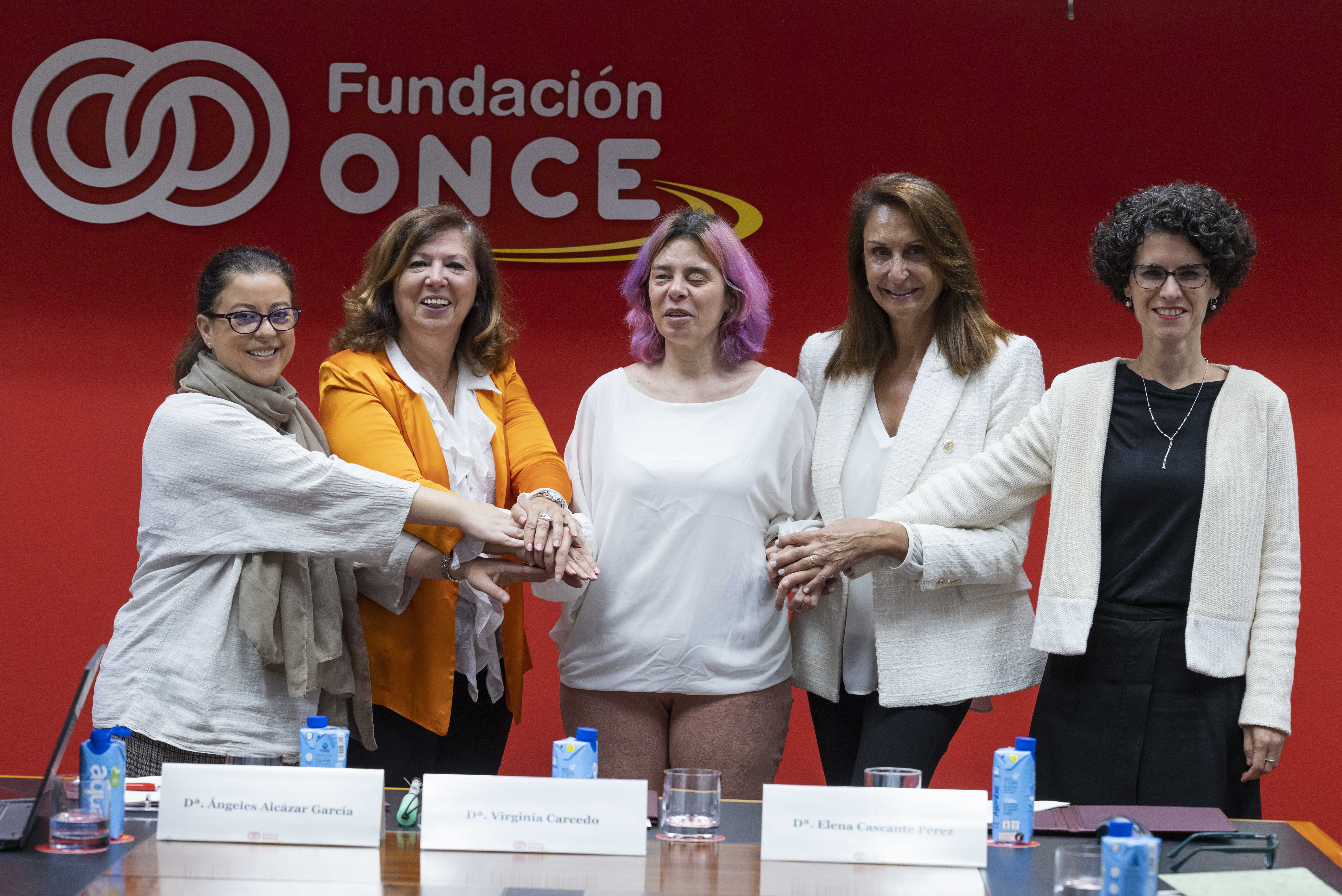 Fotografía de familia en el acto celenrado en la sede de Fundación ONCE