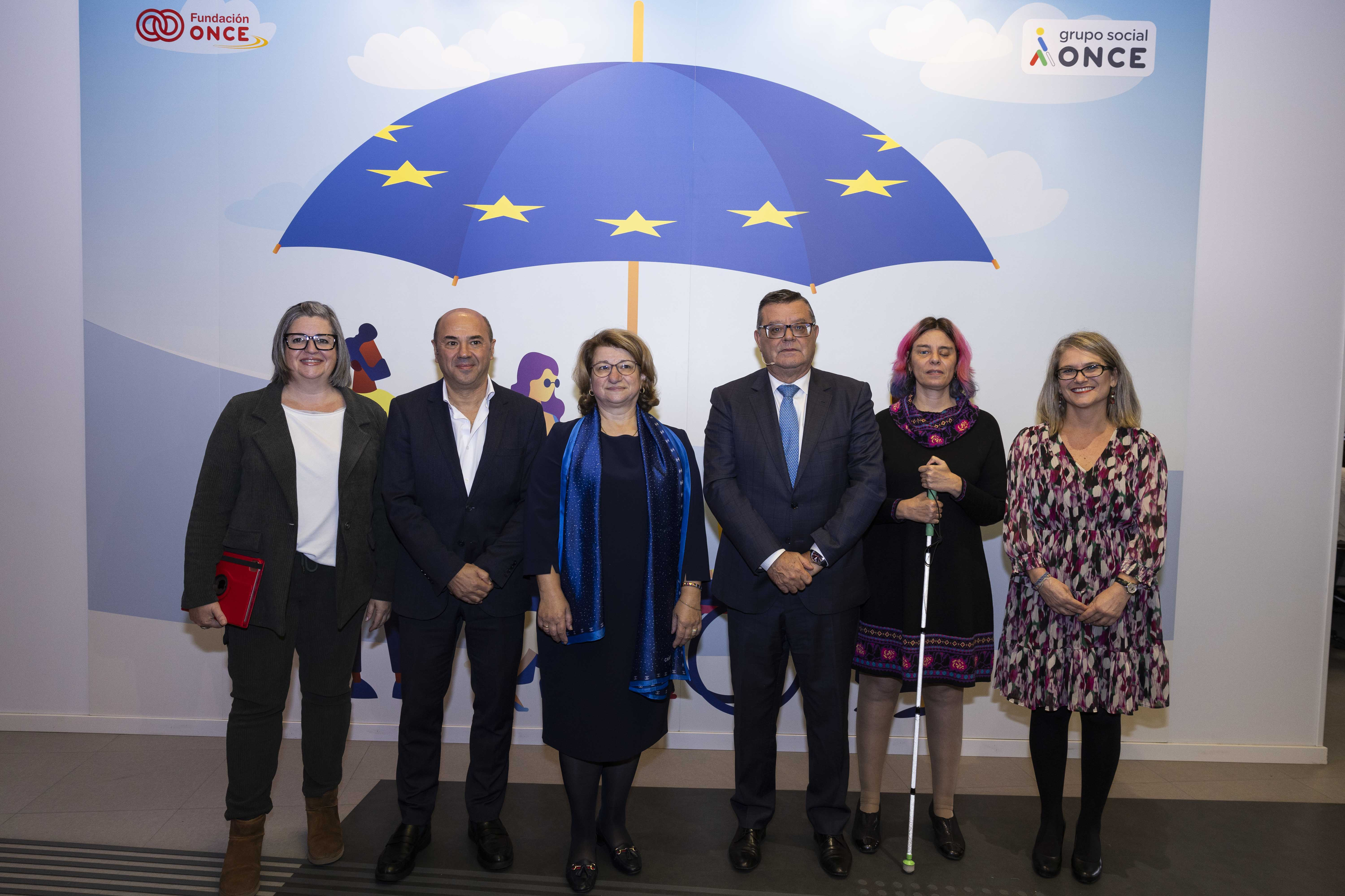 Fotografía de familia en la sede de Por Talento Digital de Fundación ONCE