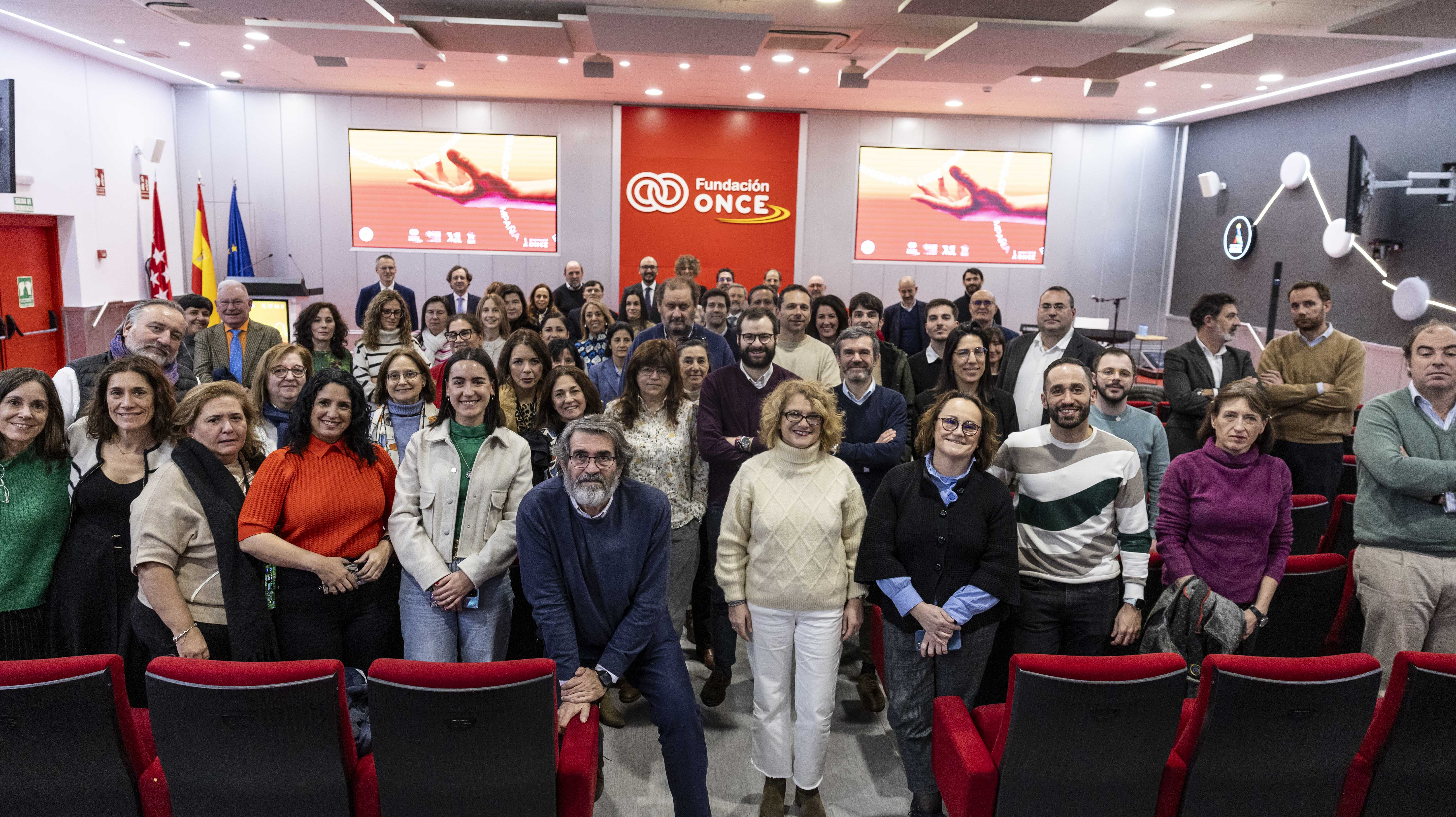 Foto de familia realizada en la sede de Fundación ONCE