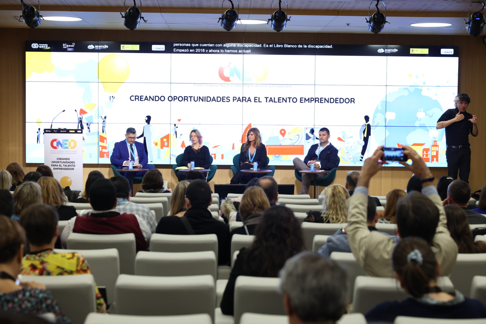 Fotografía de la mesa redonda en la que se presentó el Libro Blanco