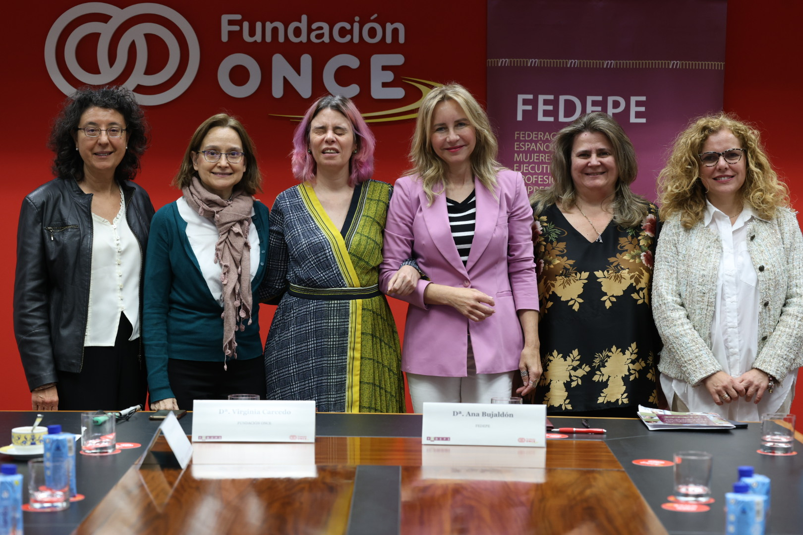 Fotografía de familia de los asistentes a la firma en Fundación ONCE