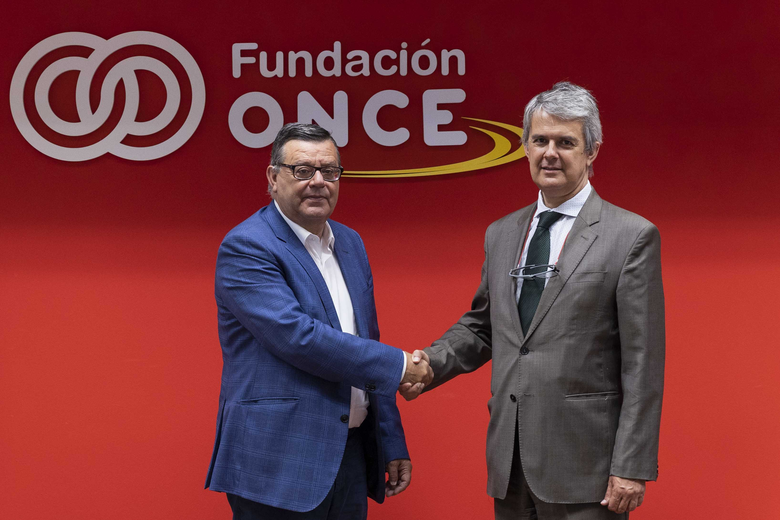 Fotografía de los firmantes del acuerdo en la sede de Fundación ONCE