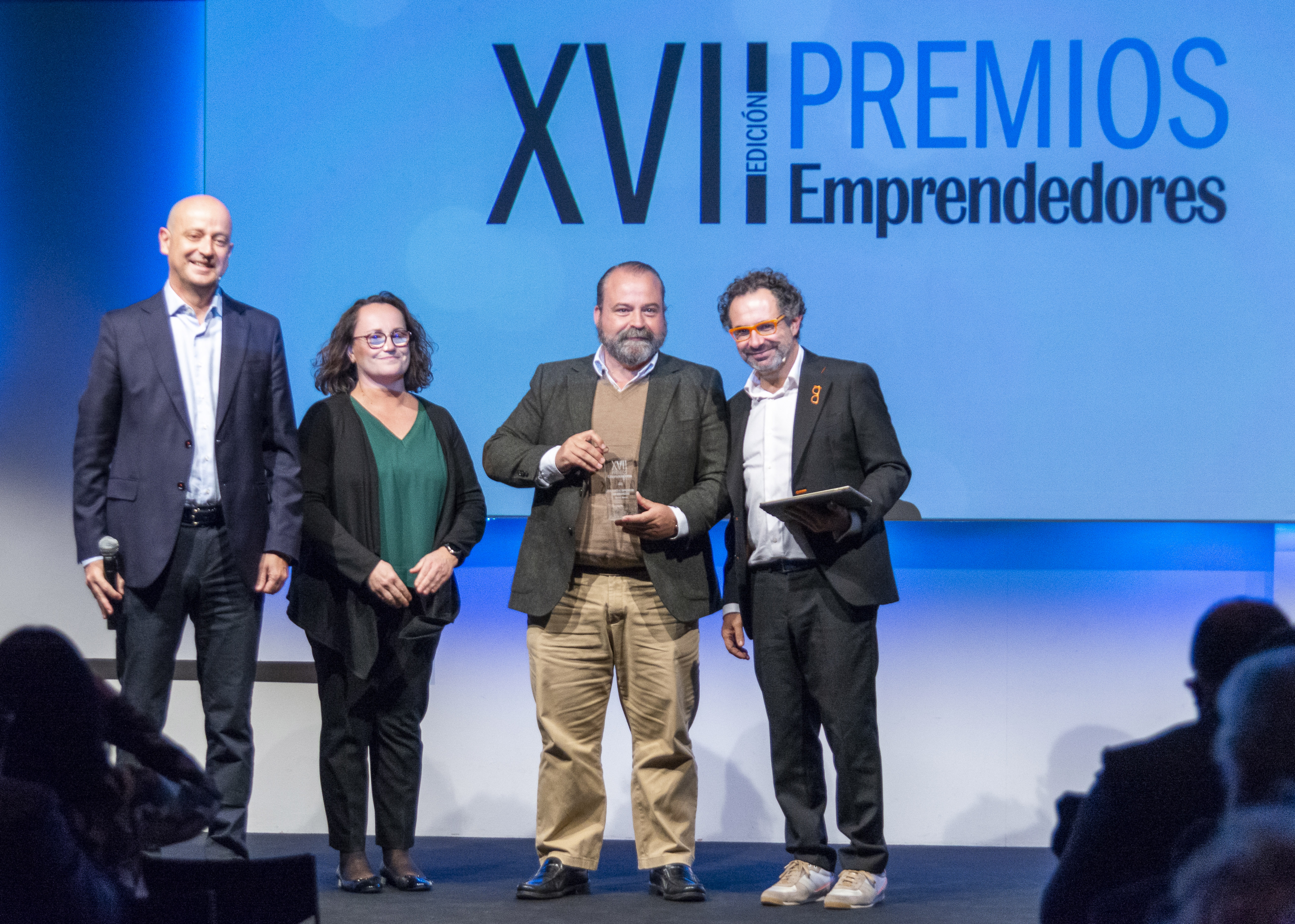Fotografía de la entrega de premio a manos de Sabina Lobato