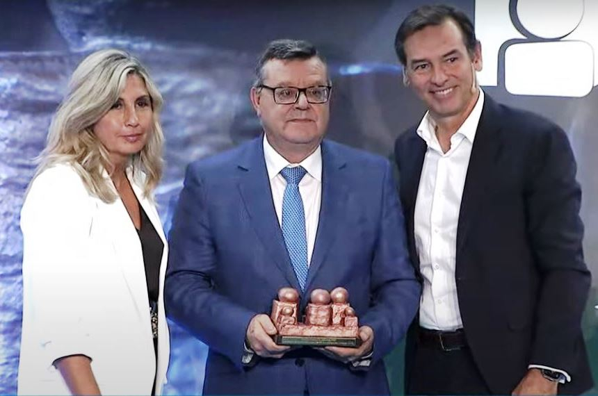 Fotografía de la entrega del premio a Fundación ONCE