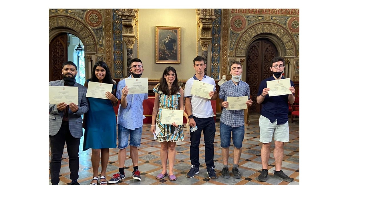 Foto de grupo de los alumnos en el acto de graduación