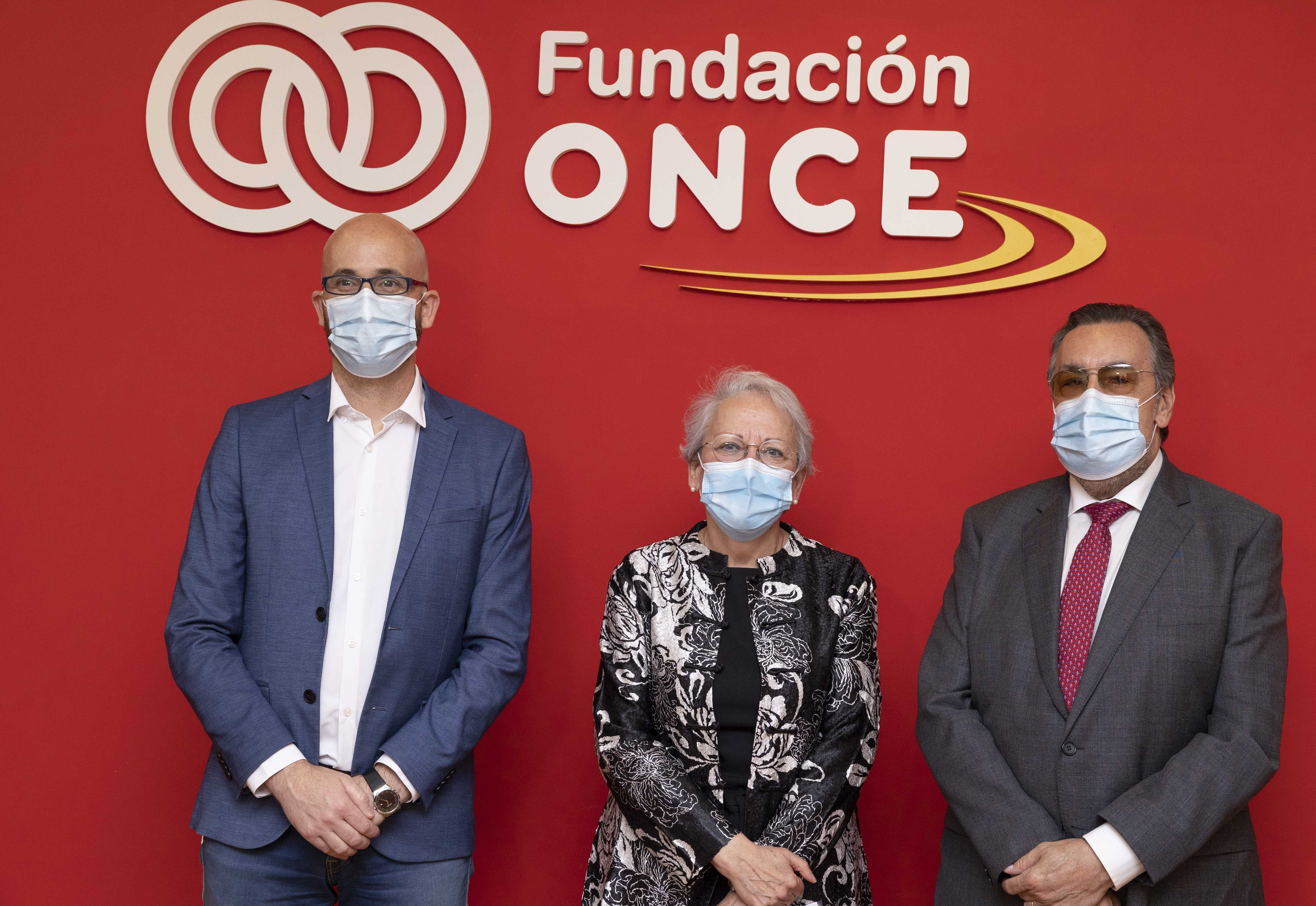 Ignacio Álvarez, Matilde Fernández y Miguel Carballeda de pie