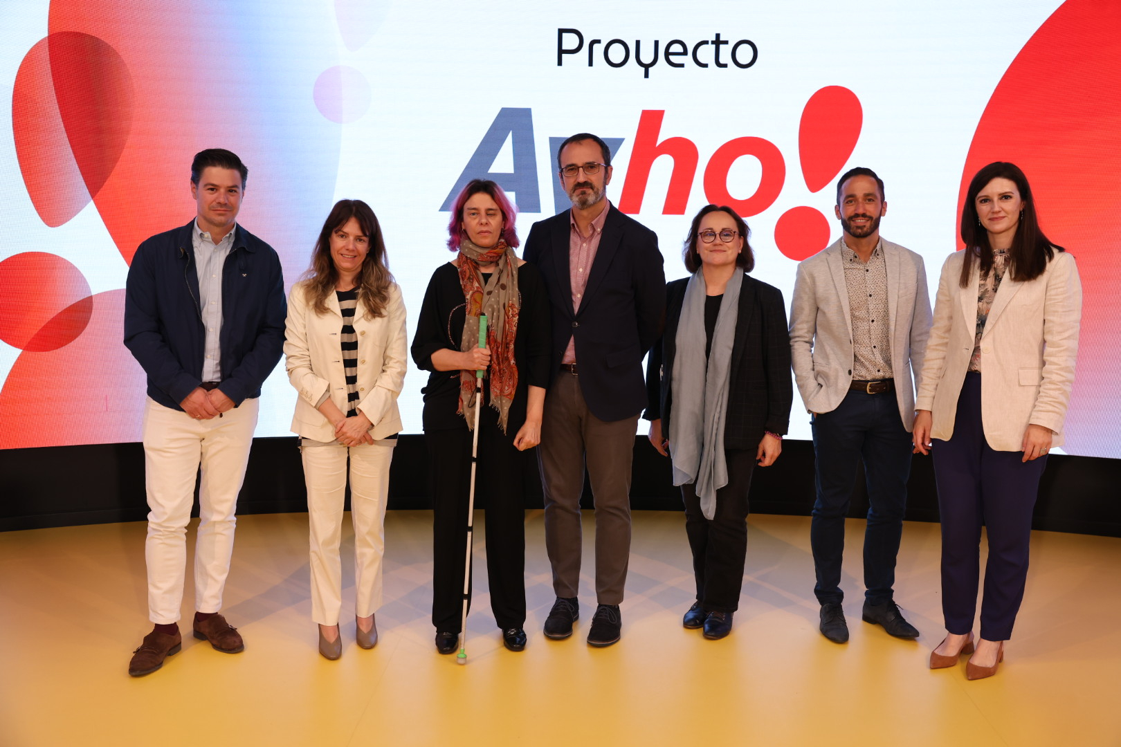 Fotografía de familia en la presentación de 'Ayho!' en Por Talento Digital de Fundación ONCE