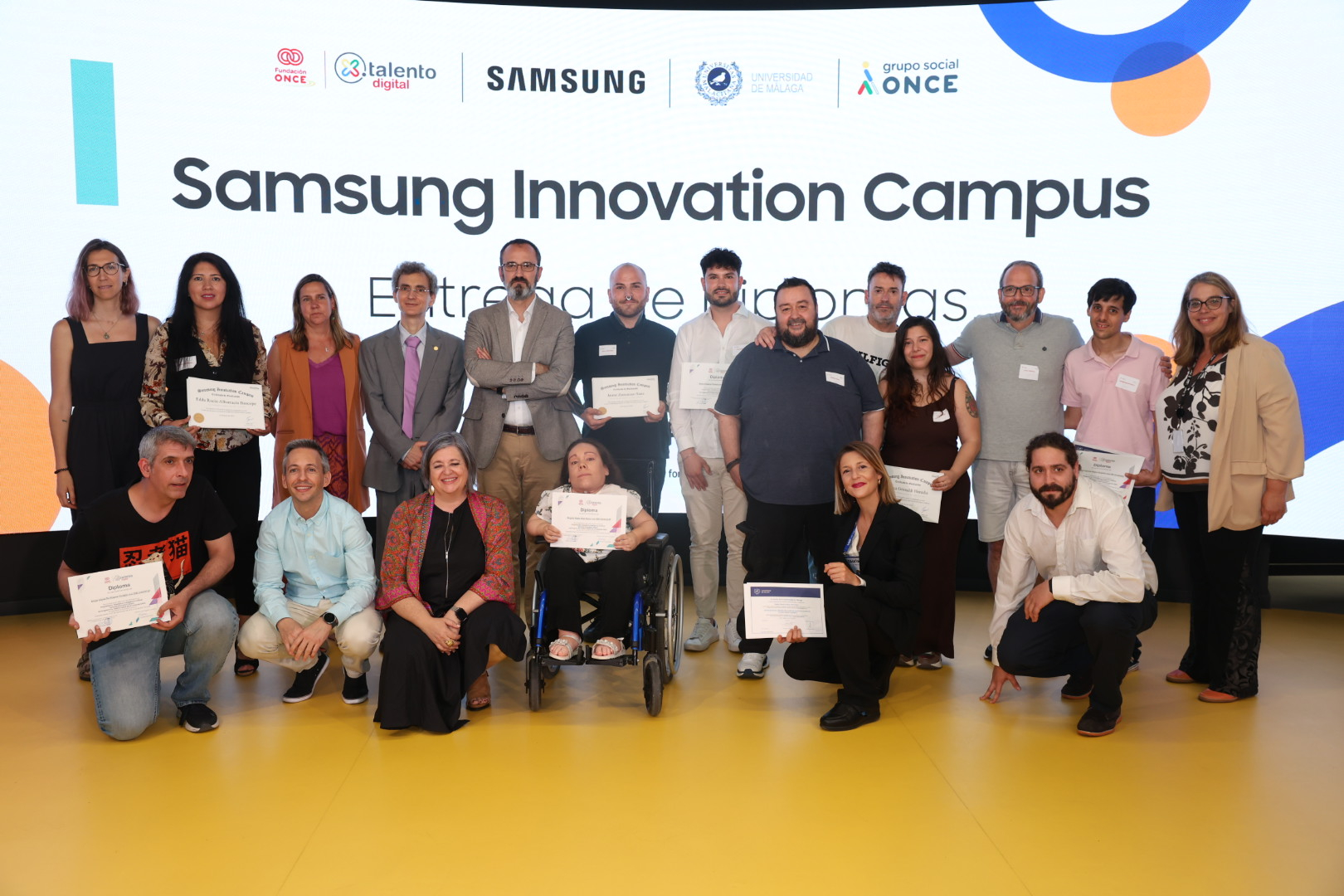 Foto de familia con los alumnos en 'Por Talento Digital'