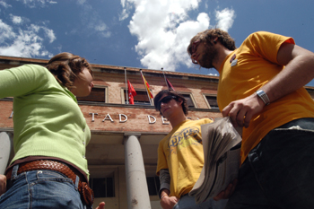 Fotografía de recurso de jóvenes frente a la una universidad