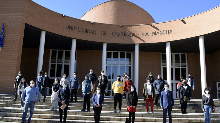 Fotografía de alumnos en la Universidad