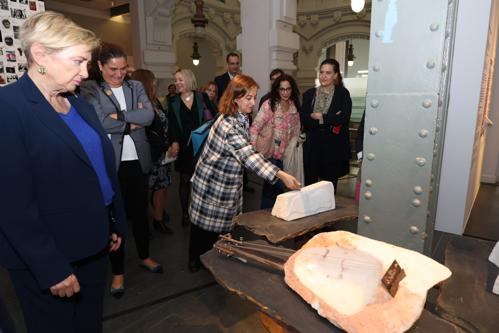 Personas visitando la Bienal