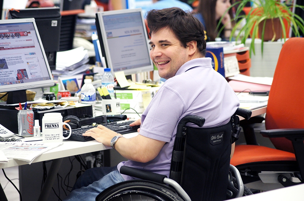 Personas con discapacidad trabajando con un ordenador