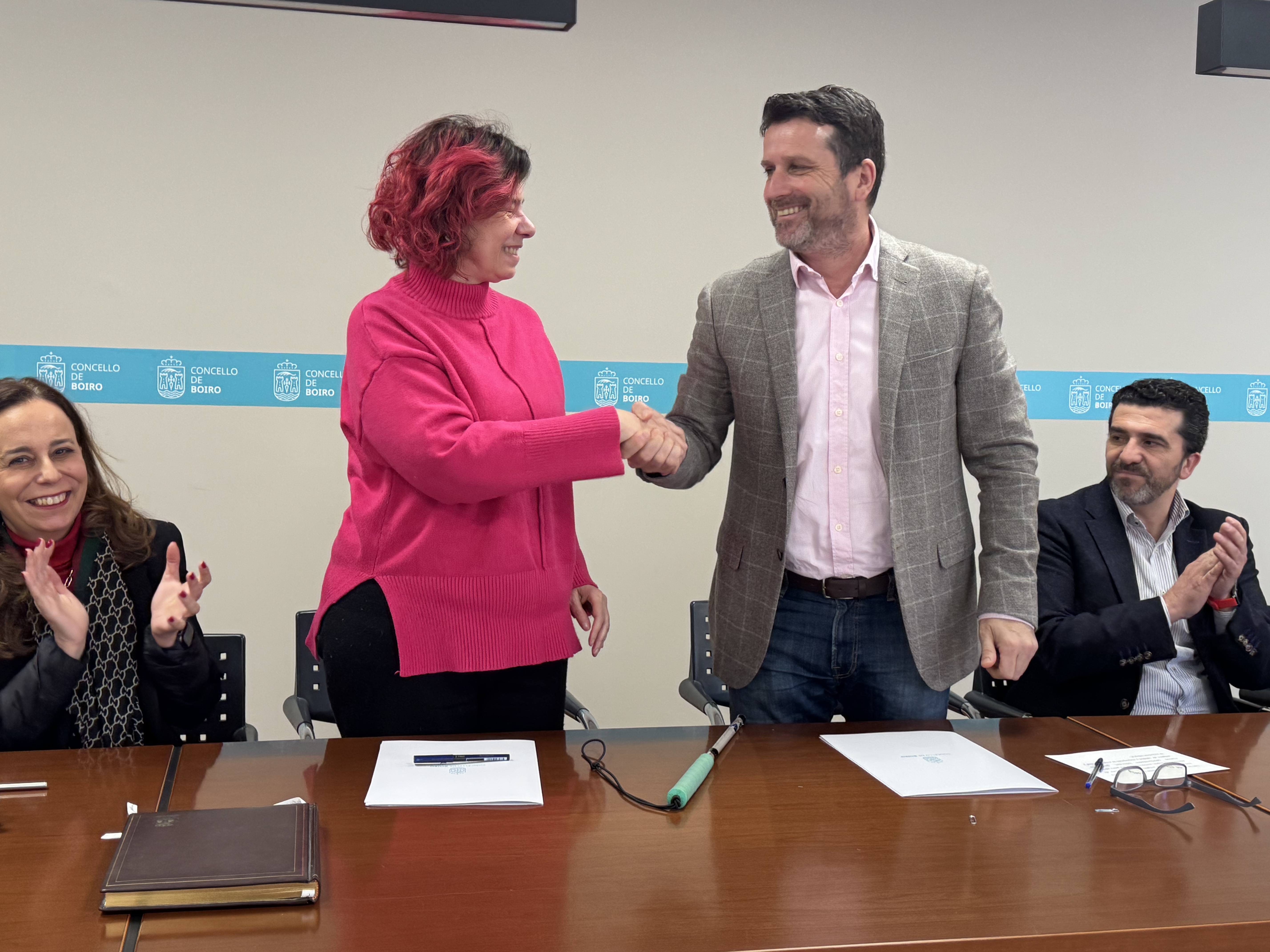 Imagen de los firmantes estrechándose las manos