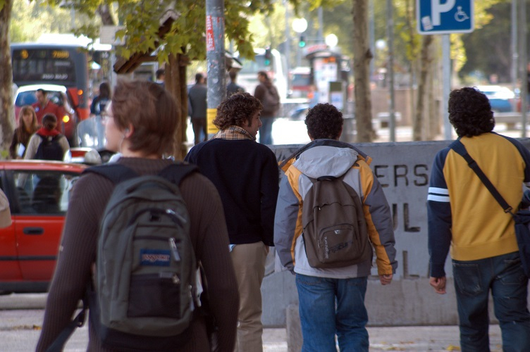 Foto de archivo de alumnos a la entrada de la universidad