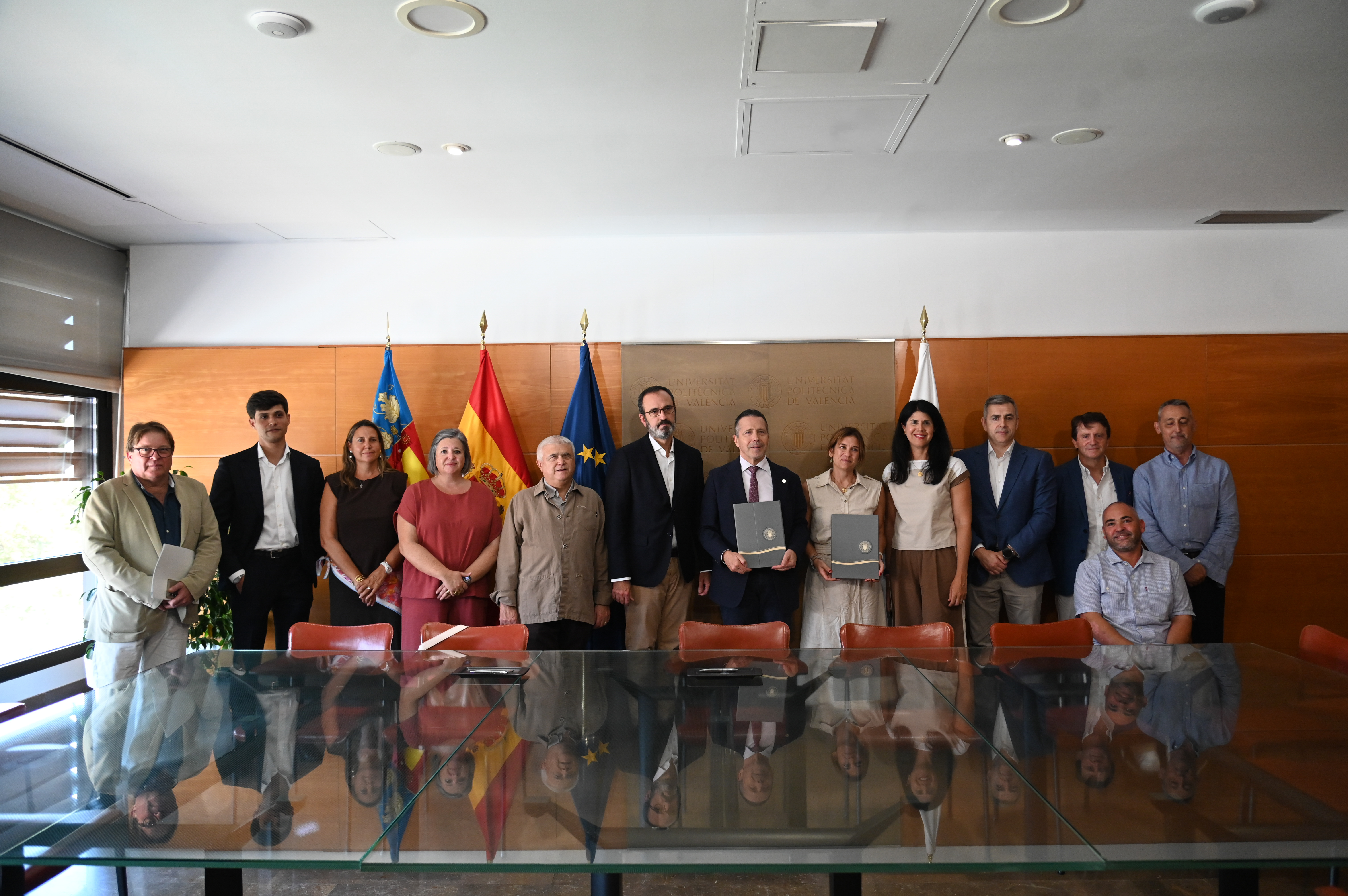 Foto de familia de la presentación del acuerdo