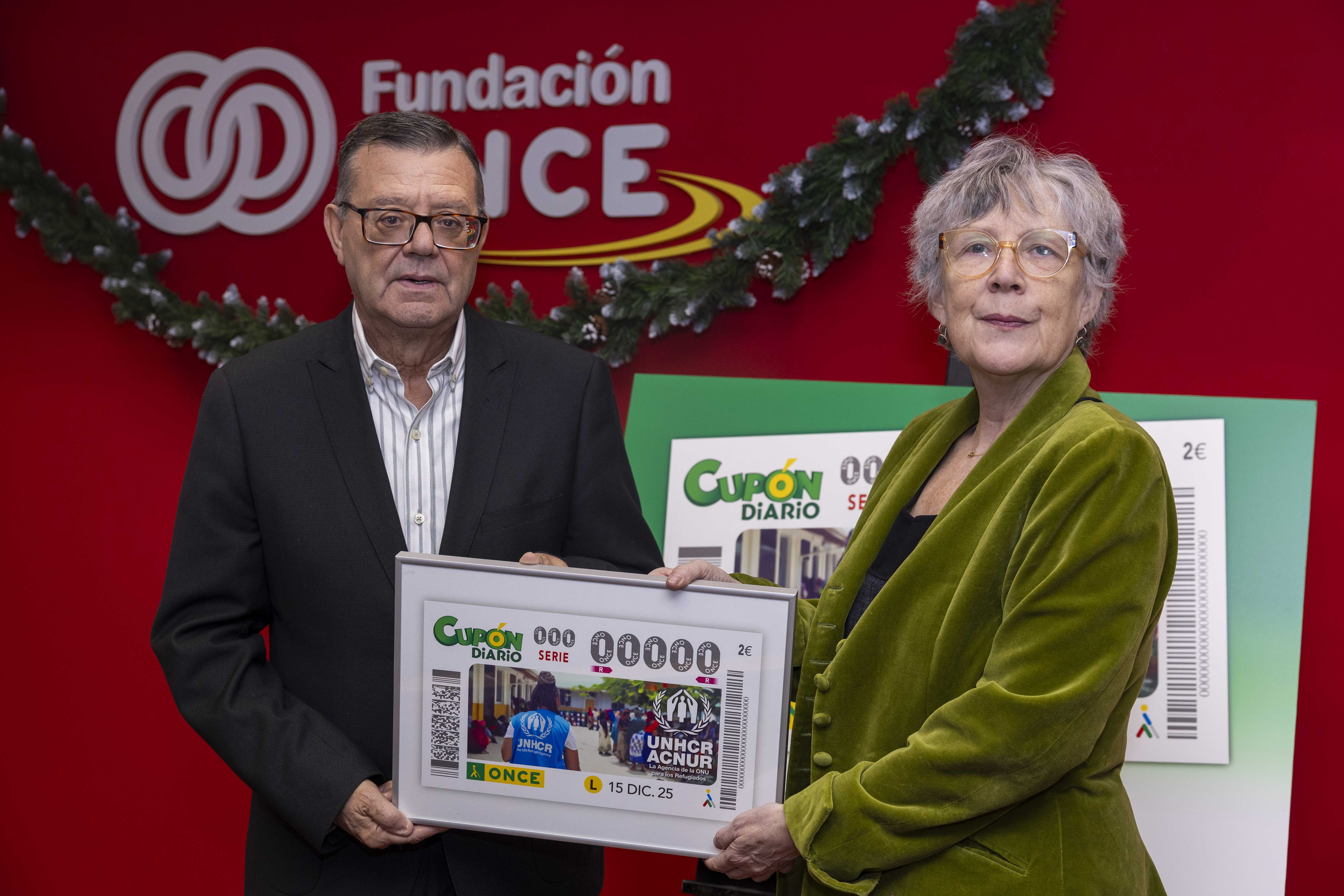 Foto de la entrega del cupón a ACNUR en la sede de Fundación ONCE