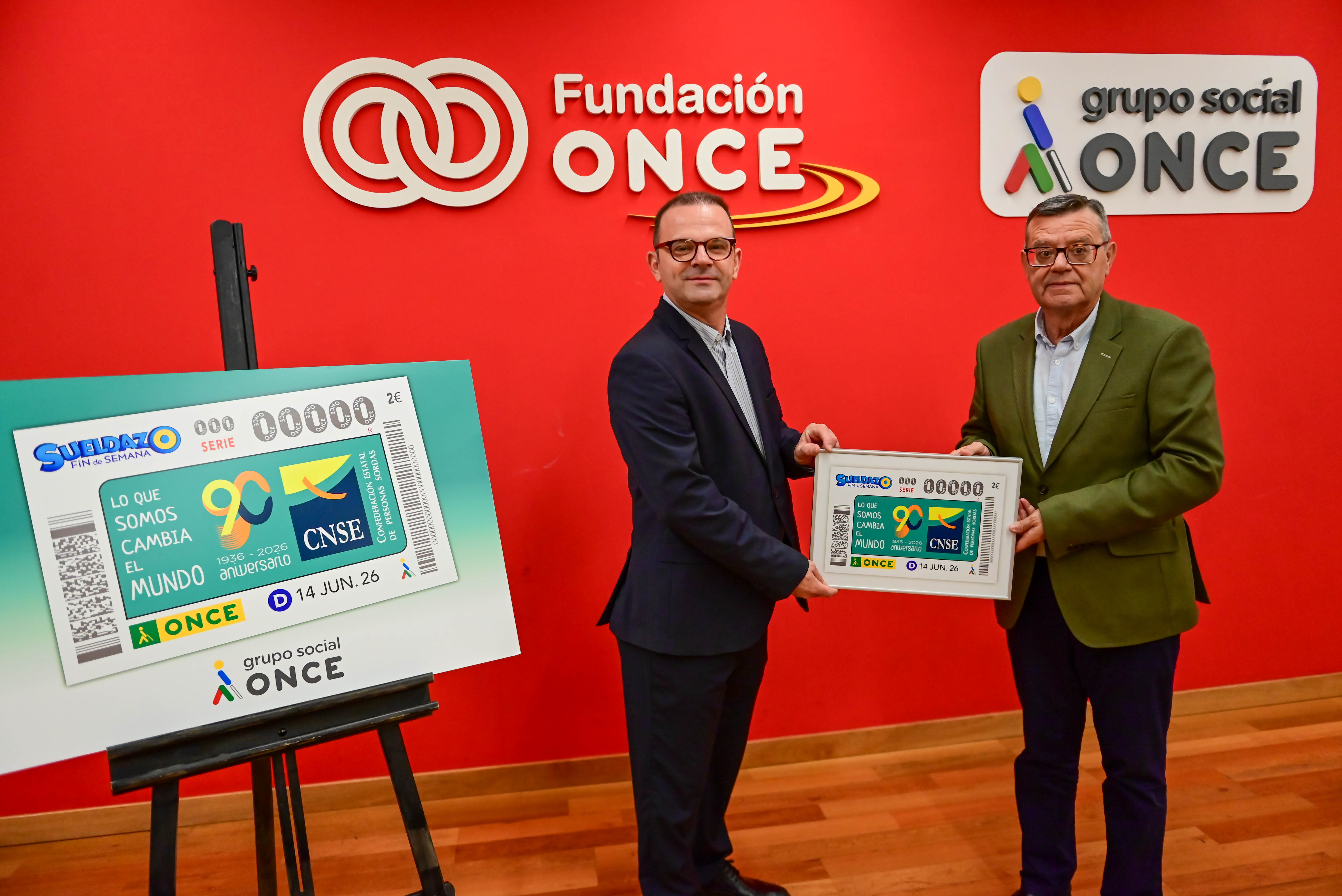 Foto del acto de entrega del cupón en Fundación ONCE