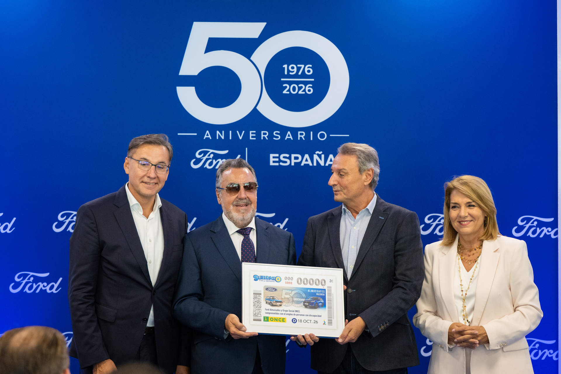Foto de la entrega de Cupón de la ONCE a Ford