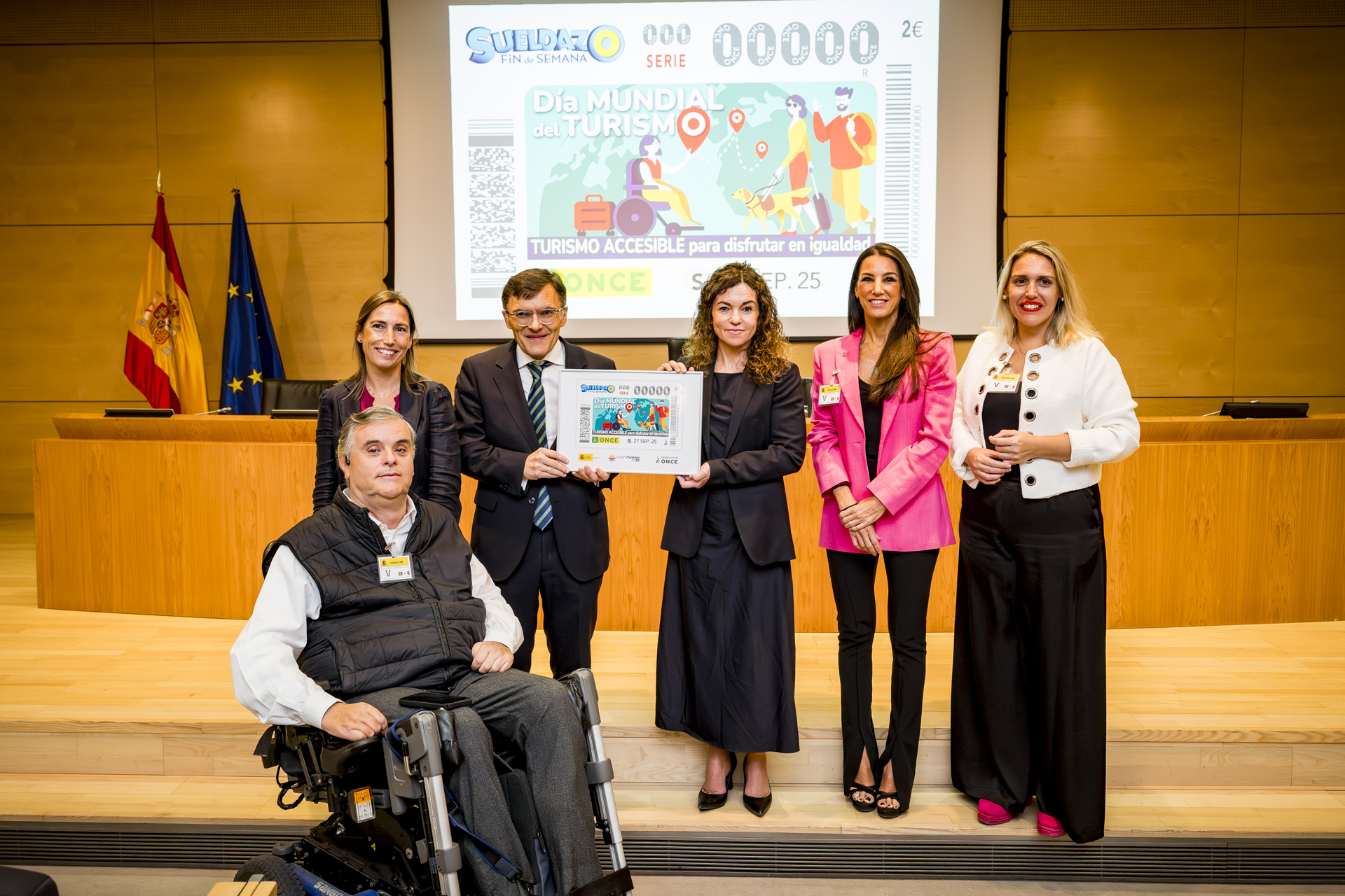 Foto de familia del acto de entrega del Cupón