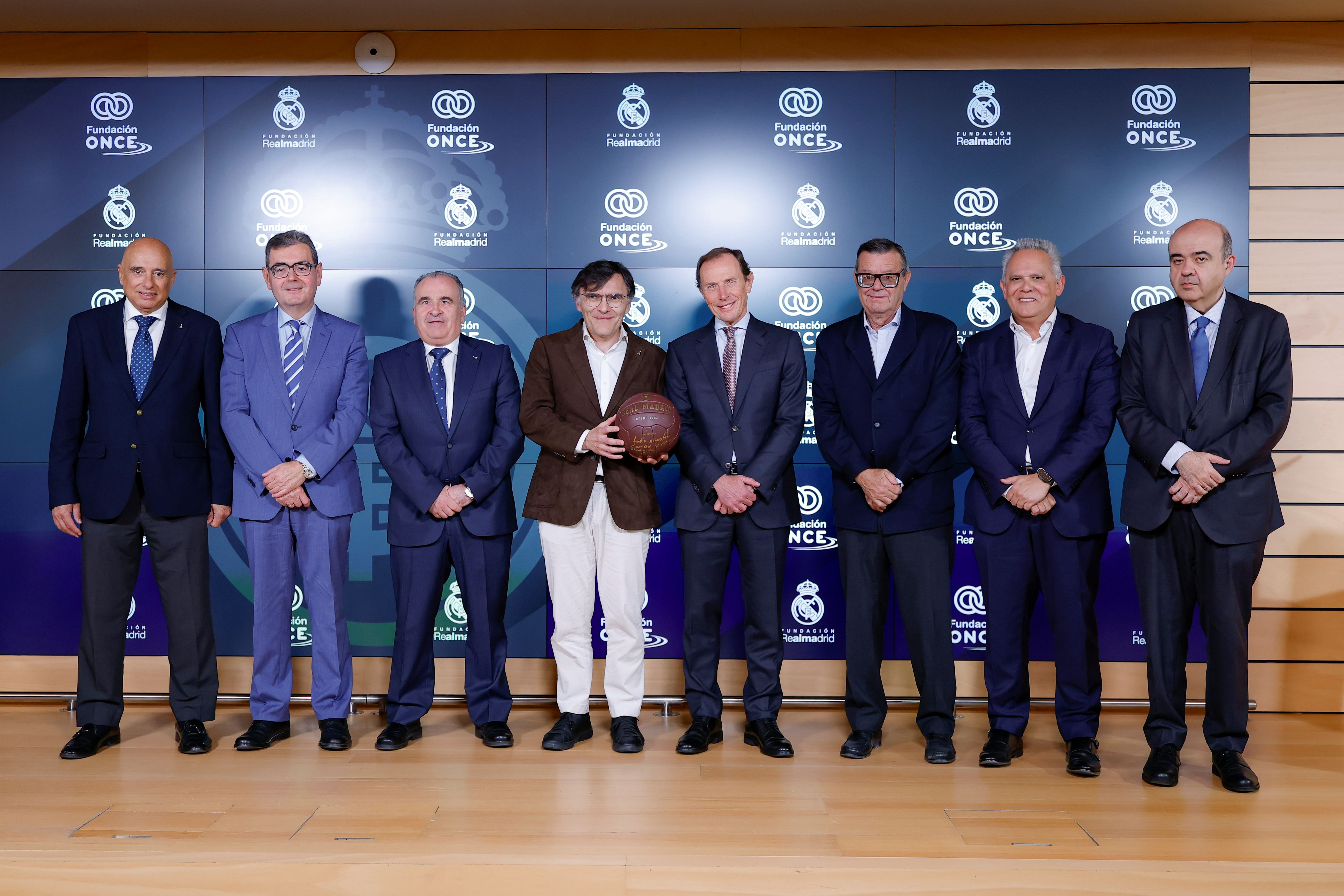 Foto de familia tras la firma del acuerdo