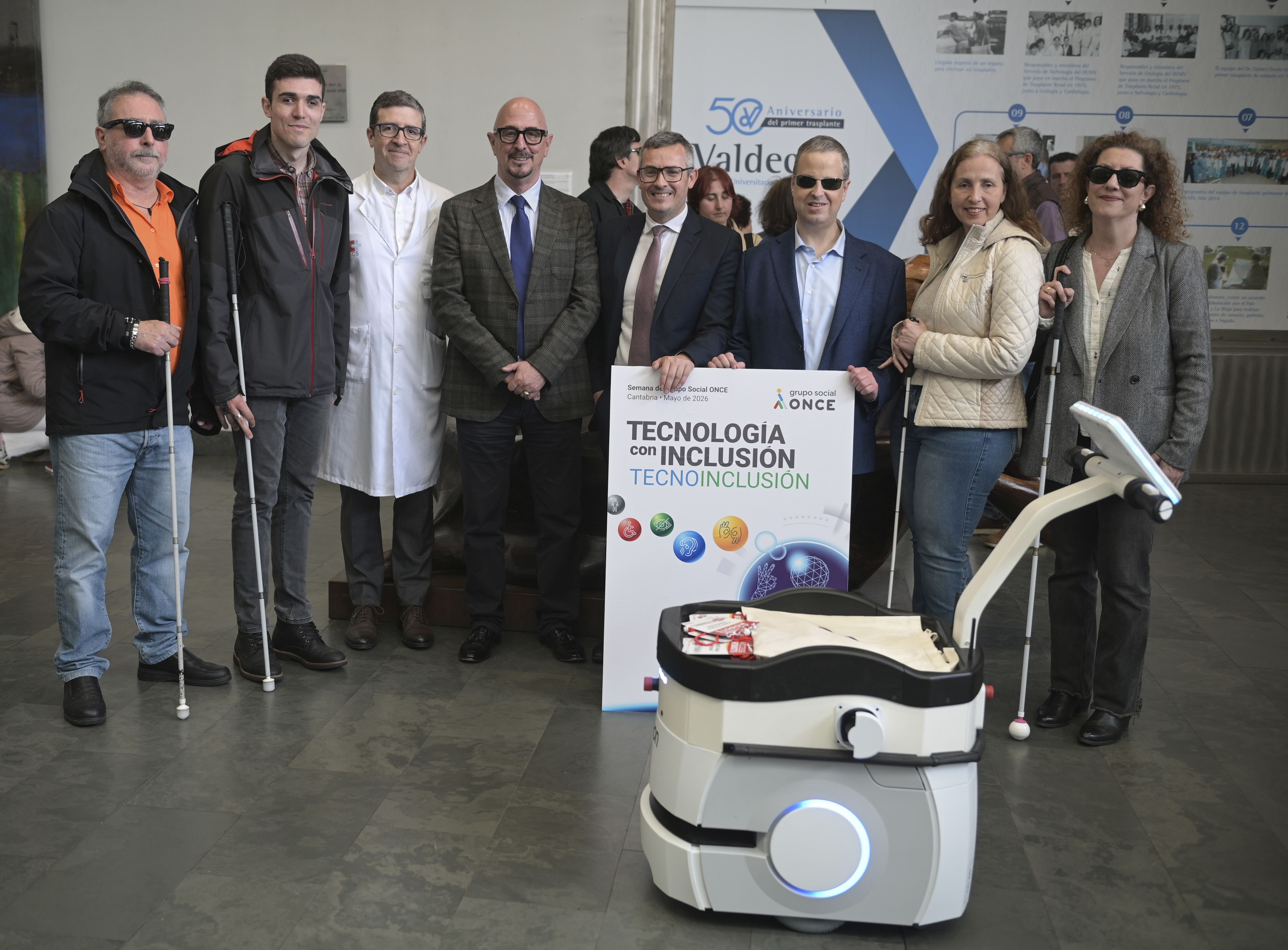 Foto de la presentación del robot en el hospital