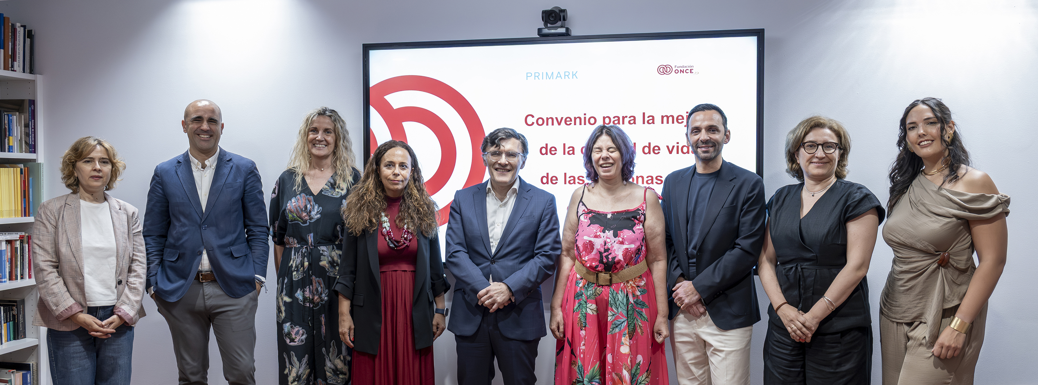 Foto de familia tras las firma en Fundación ONCE