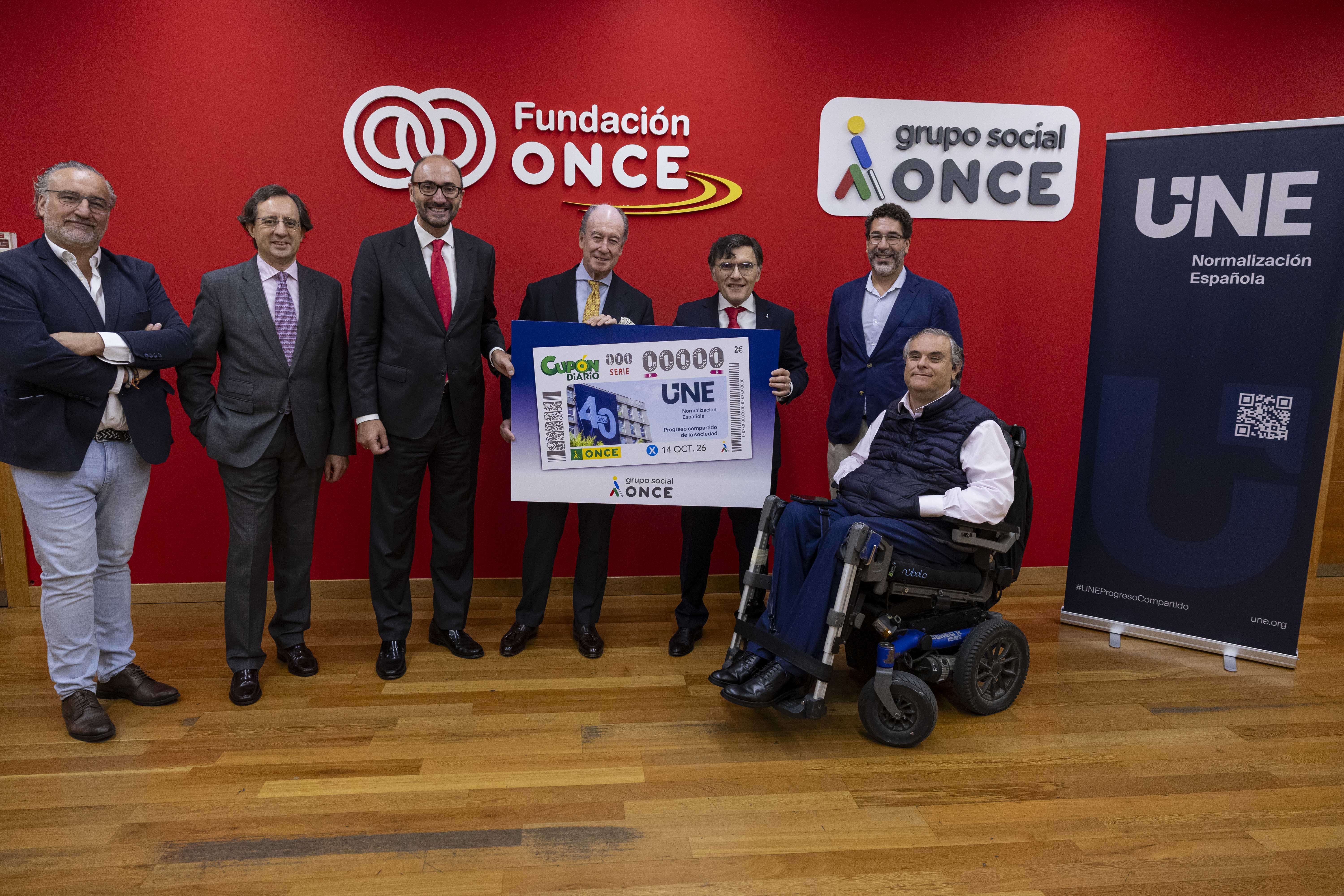 Foto de familia del acto de entrega en Fundación ONCE