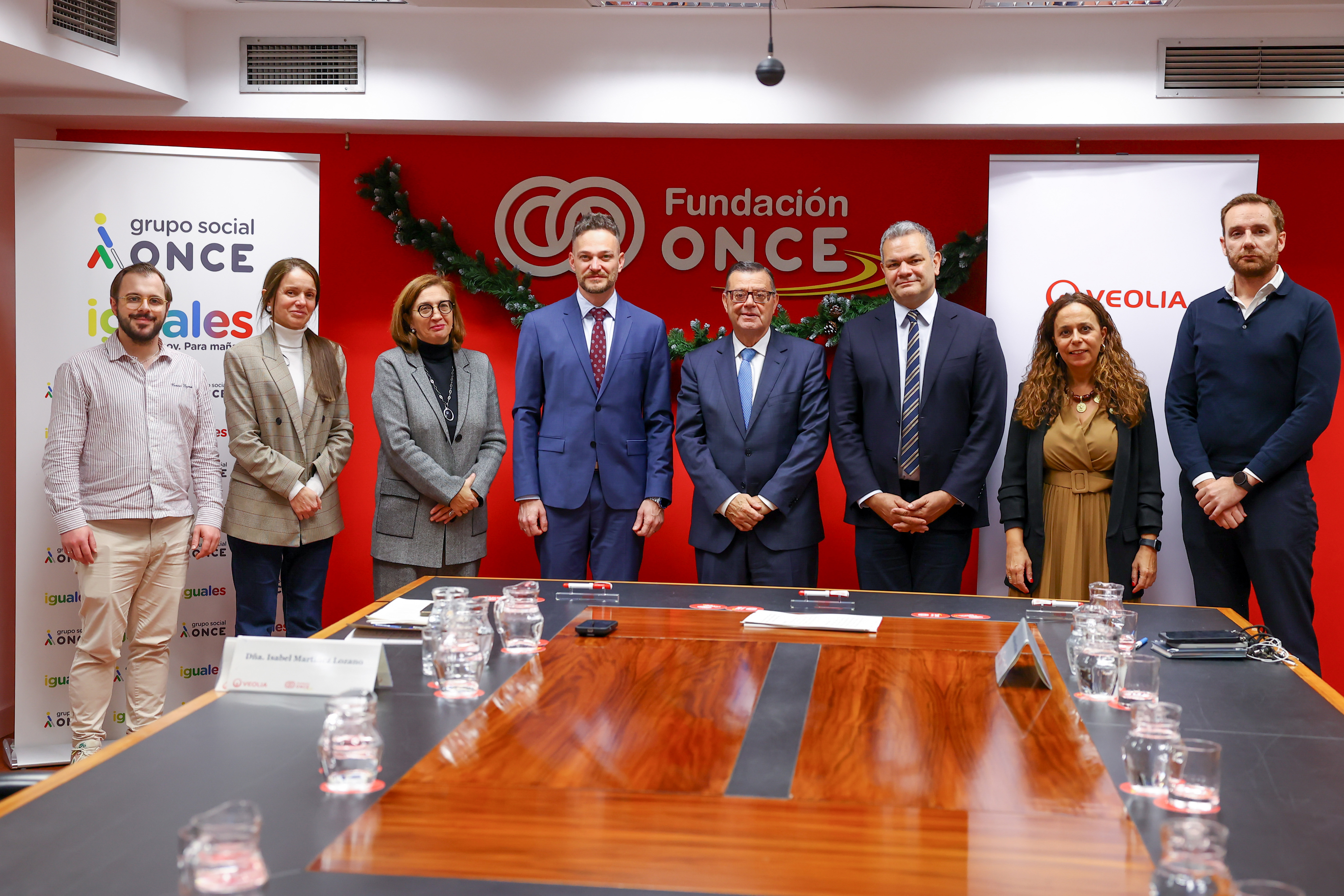 Foto de familia tras la firma del acuerdo