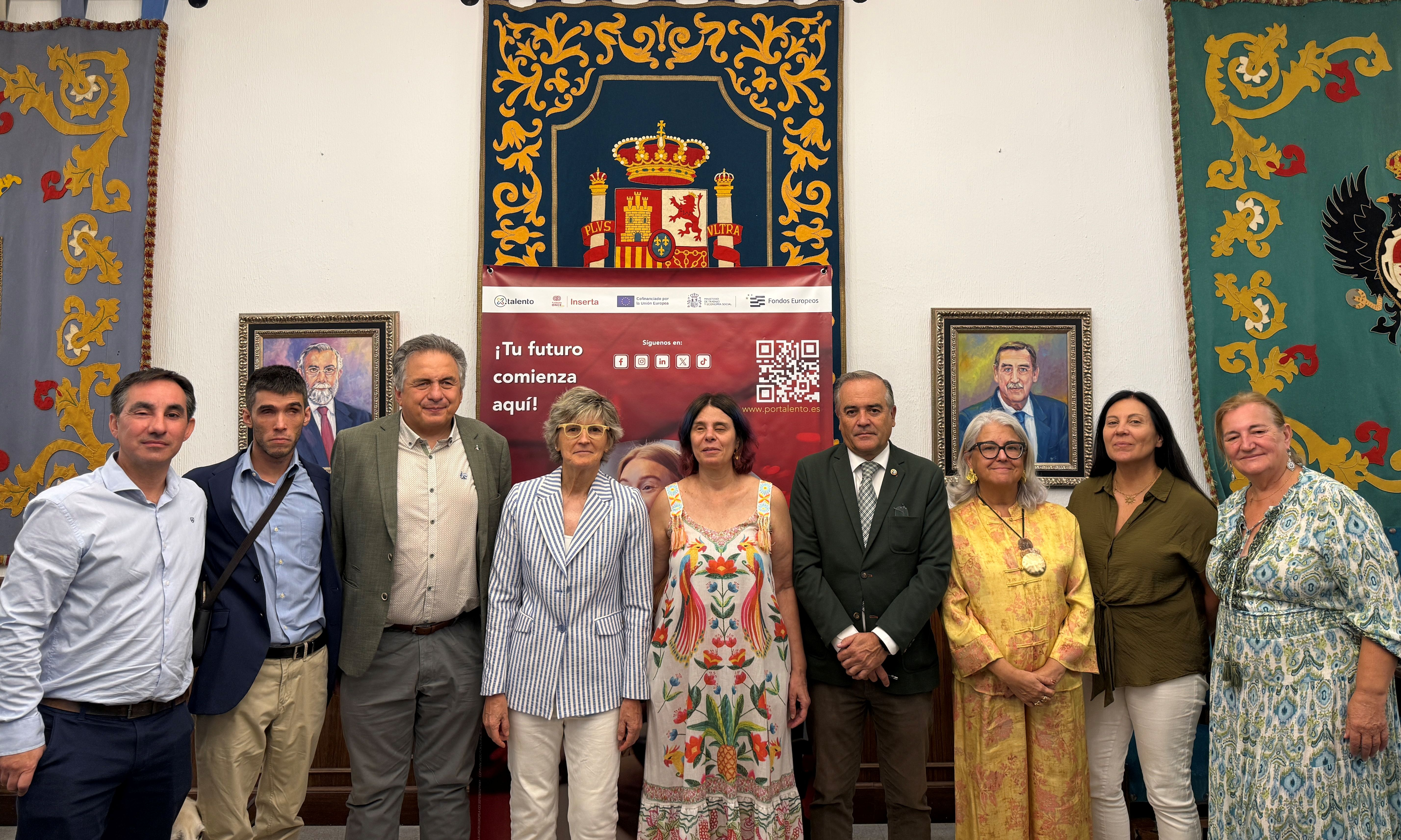 Foto de familia tras la firma del acuerdo en Talavera de la Reina