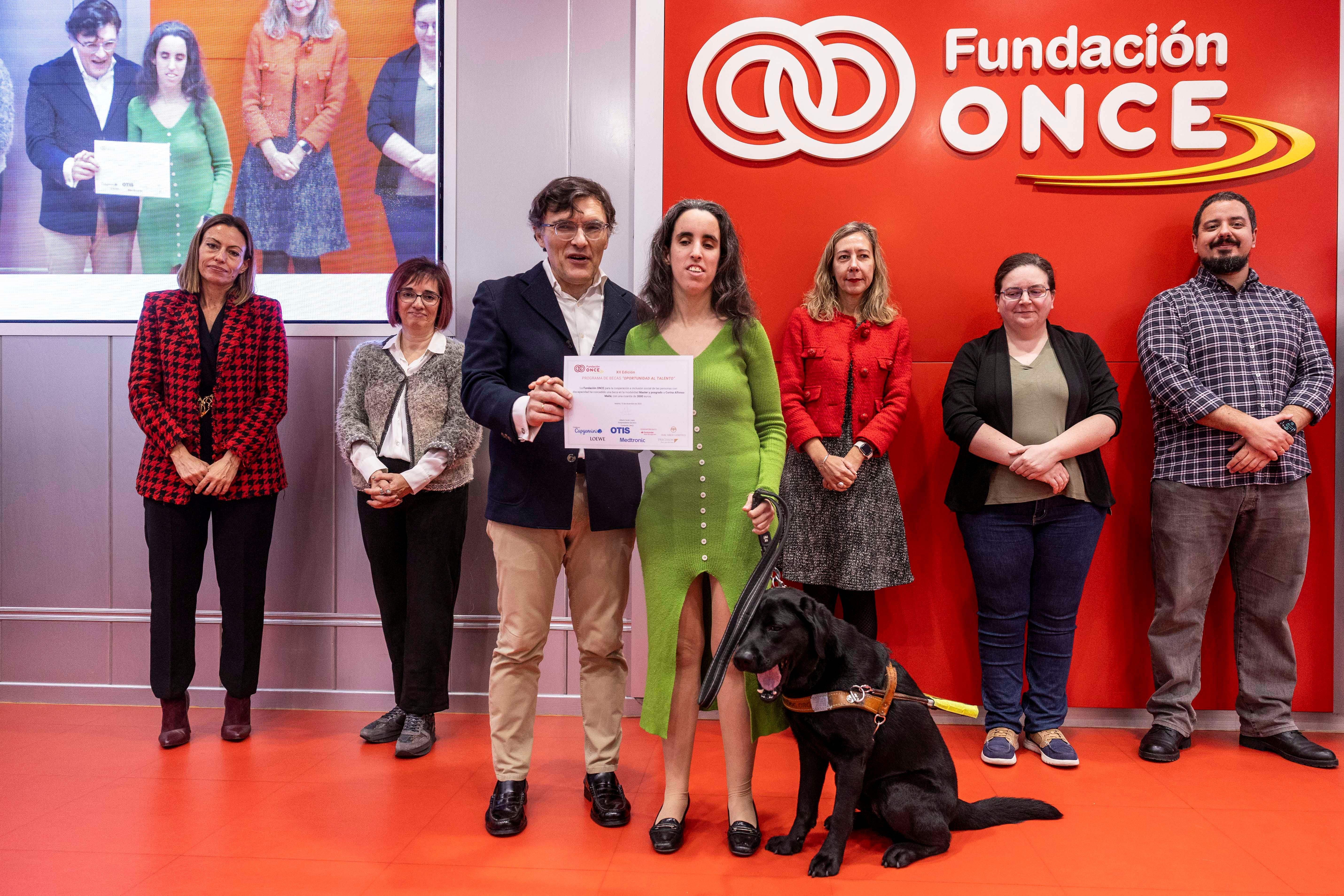 Foto de la entrega de becas a una estudiante de Galicia