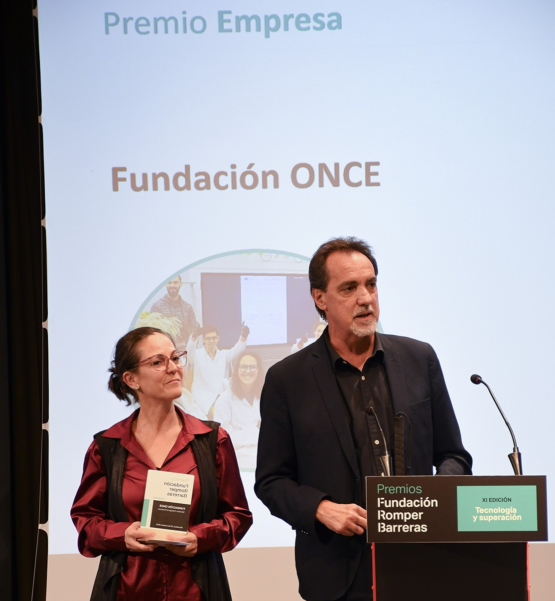 Foto de la entrega del premio a Fundación ONCE
