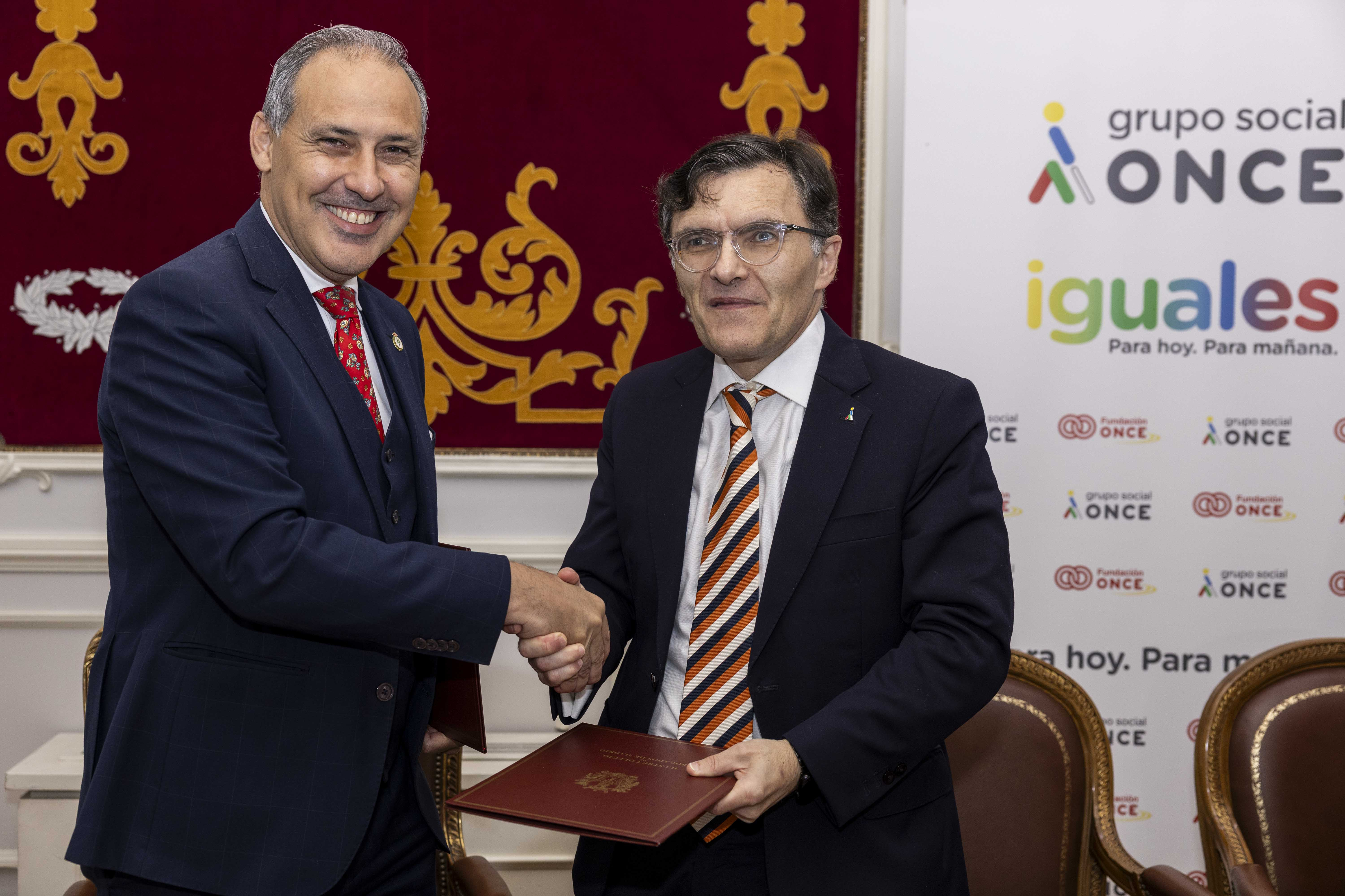 Foto de saludo tras la firma del convenio