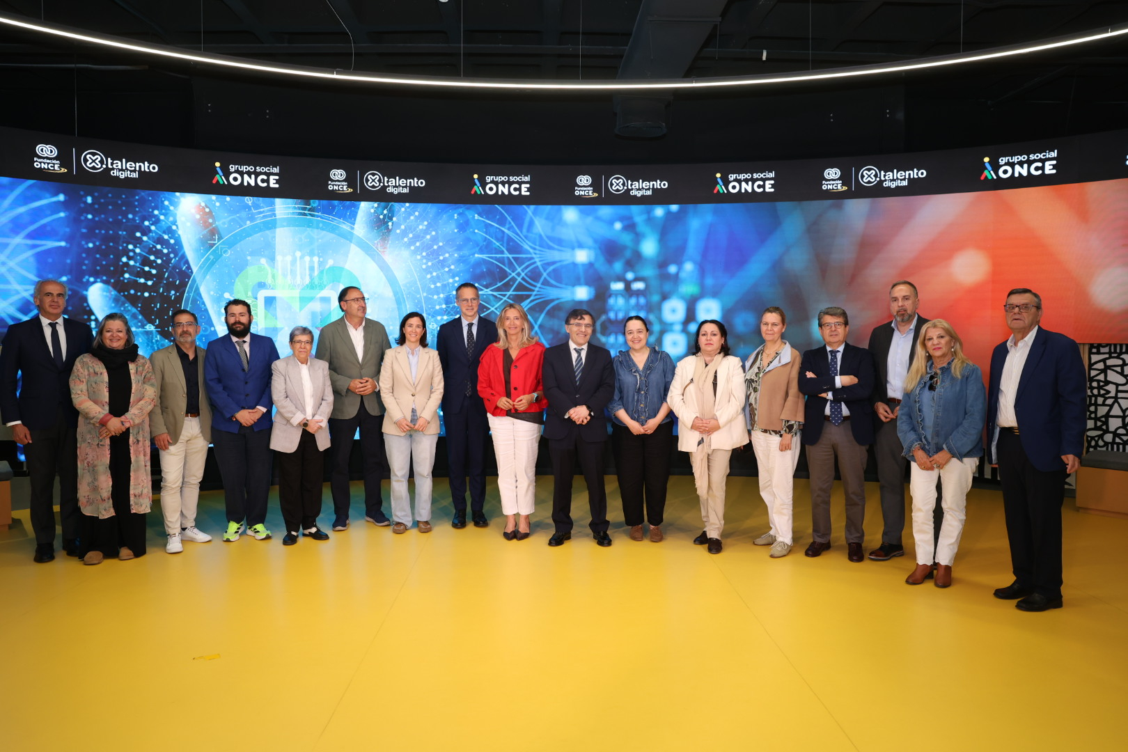 Foto de familia de la visita a Por Talento Digital