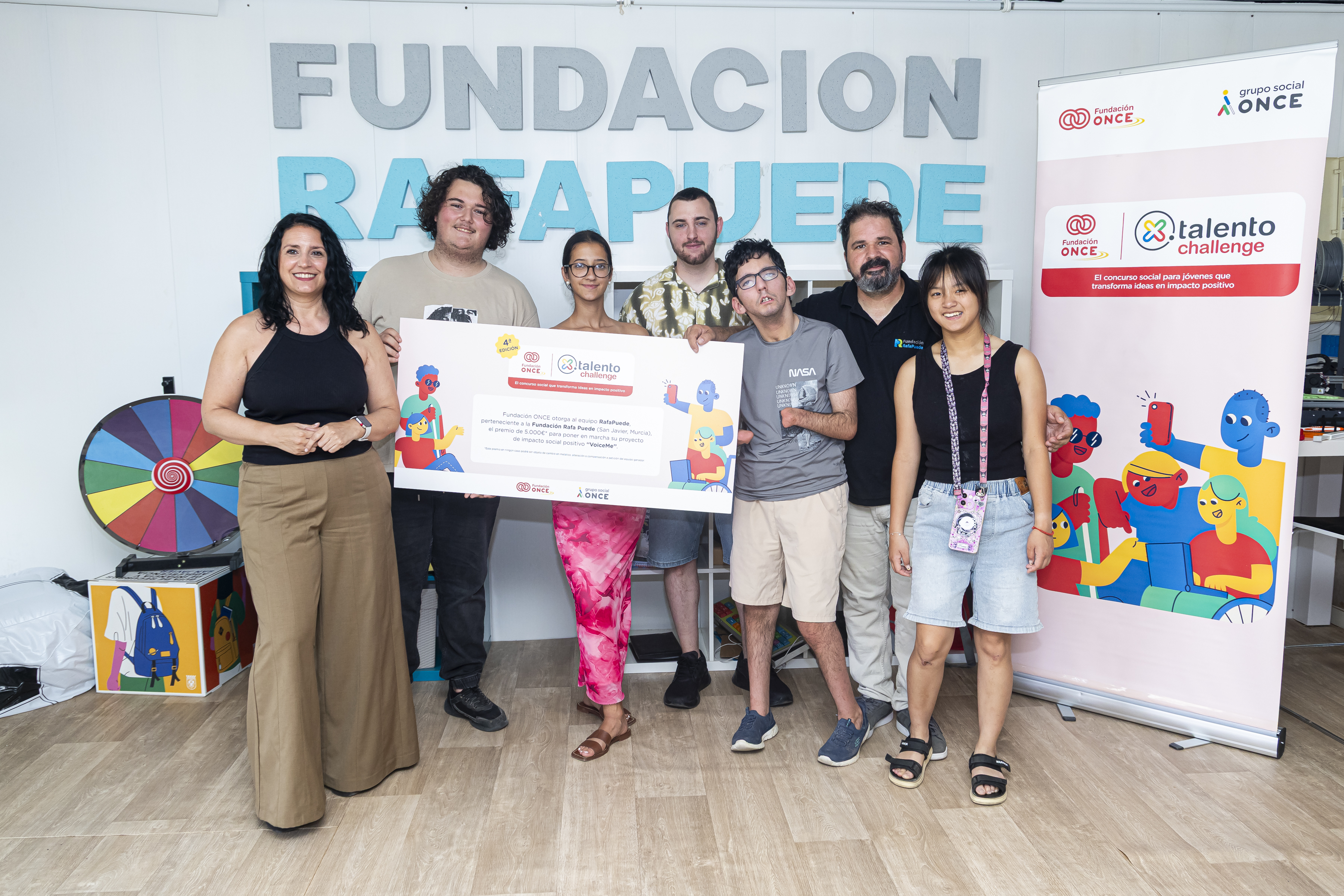 Foto de la entrega del cheque X Talento Challenge