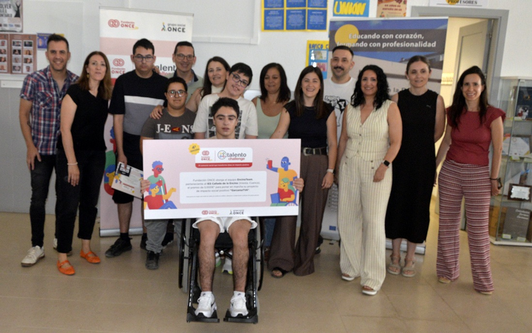 Foto del acto de entrega del cheque en Iniesta (Cuenca)