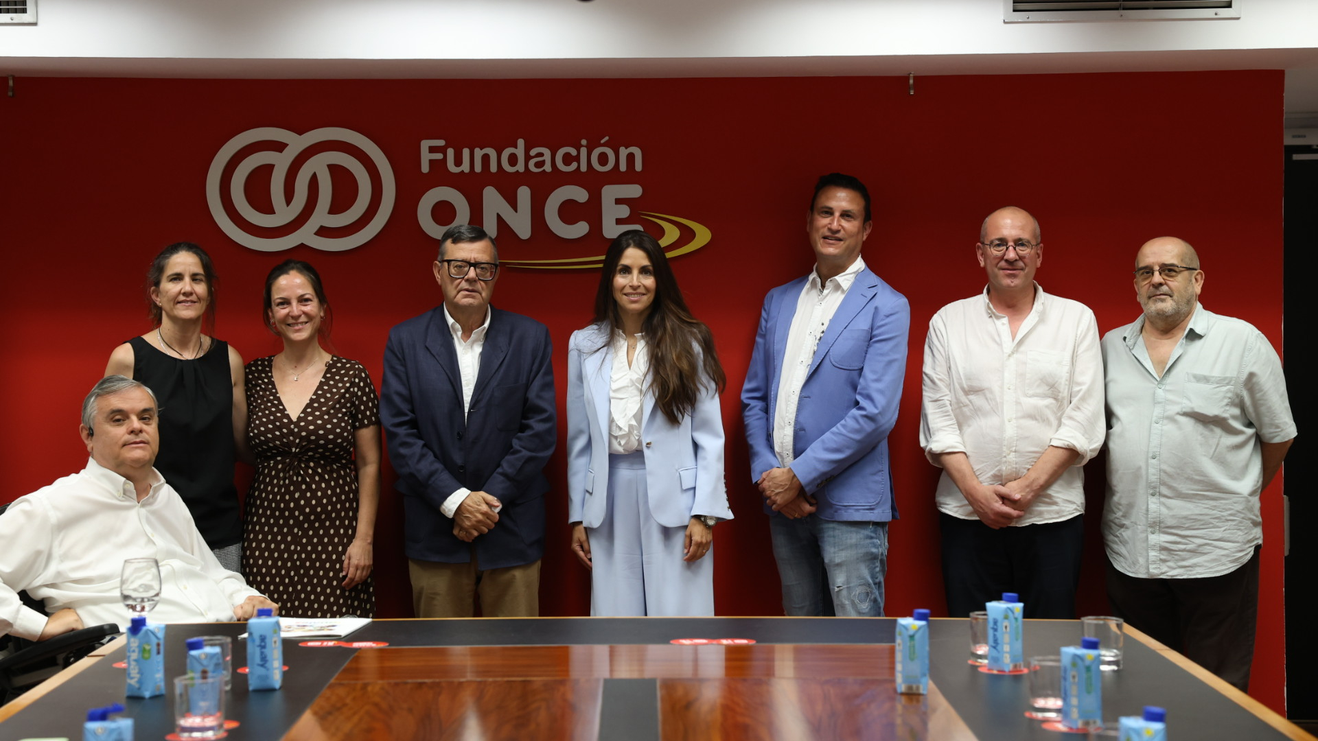 Foto familia tras la firma en Fundación ONCE